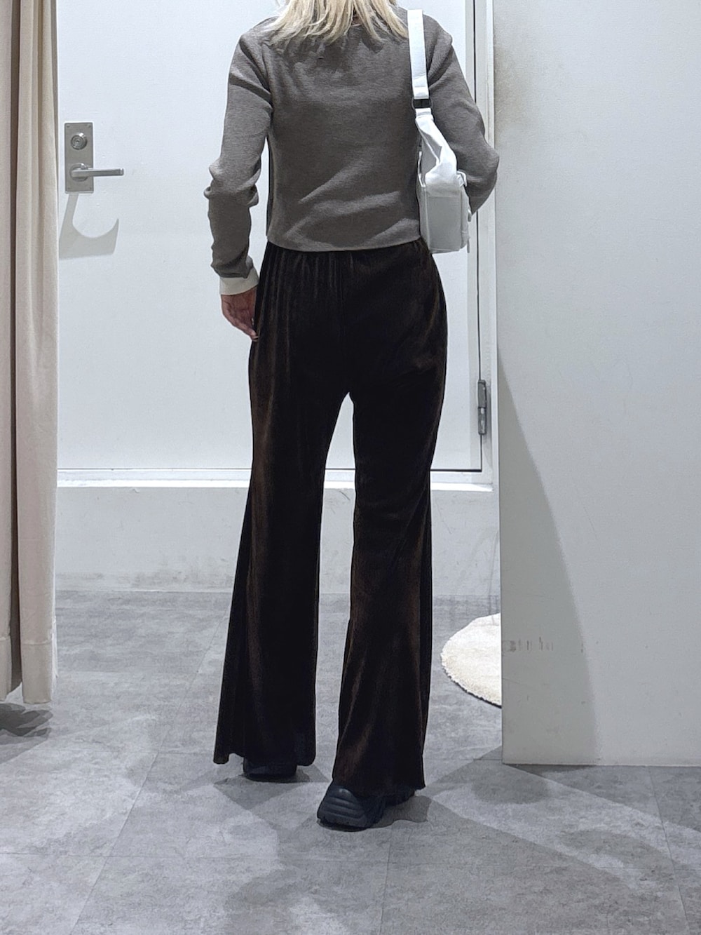 ブラウン系のニット/セーター、ブラウン系のその他パンツを着用したレディースの秋コーディネートの3枚目の写真