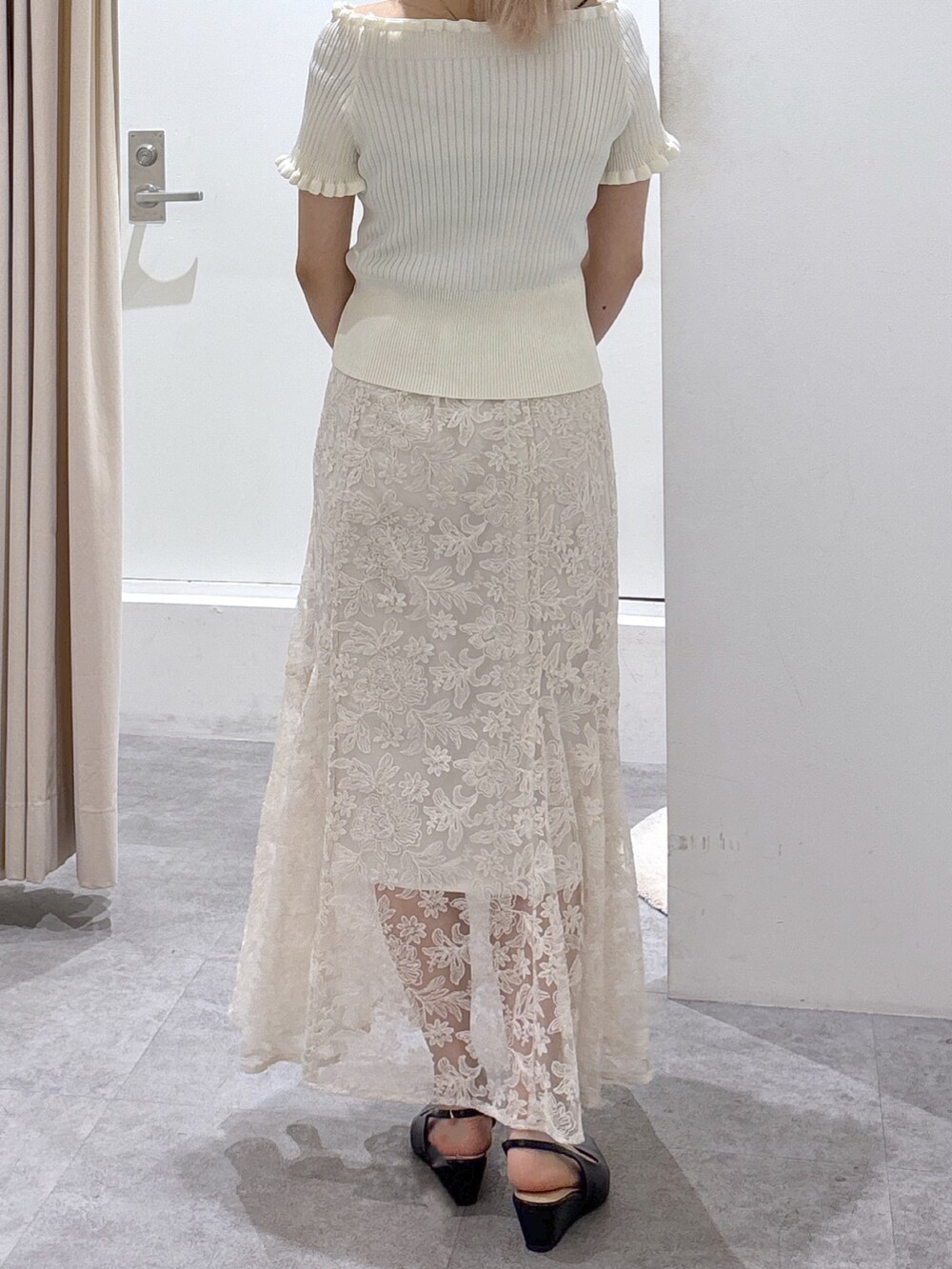 ホワイト系のニット/セーター、ホワイト系のスカートを着用したレディースの夏コーディネートの4枚目の写真