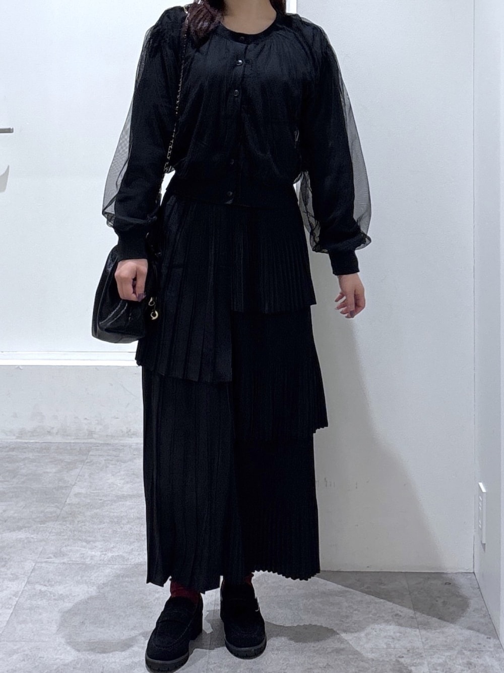 ブラック系のスカート、ブラック系のニット/セーターを着用したレディースの冬コーディネートの3枚目の写真