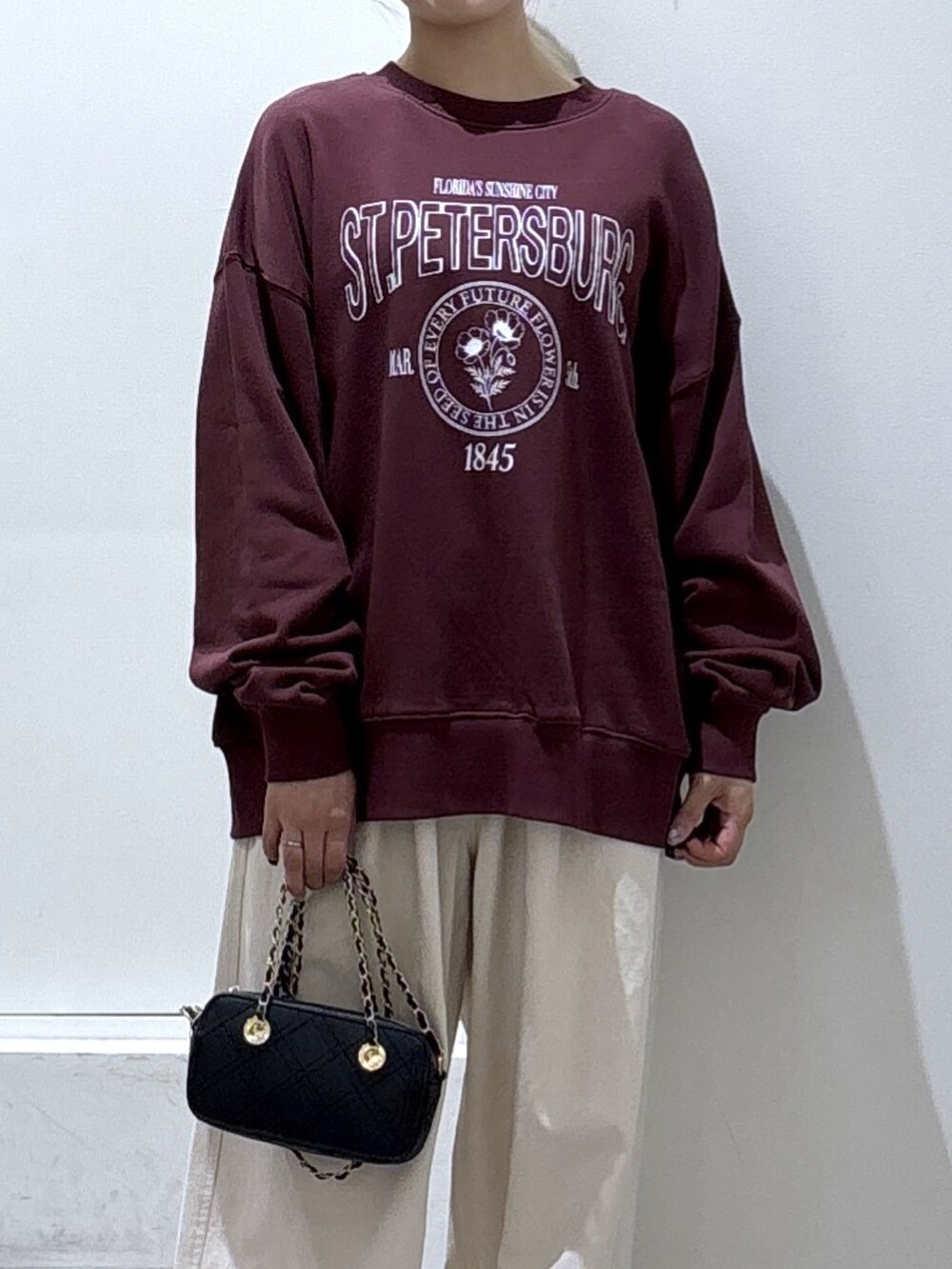 ブラック系のショルダーバッグを着用したレディースの秋コーディネートの2枚目の写真