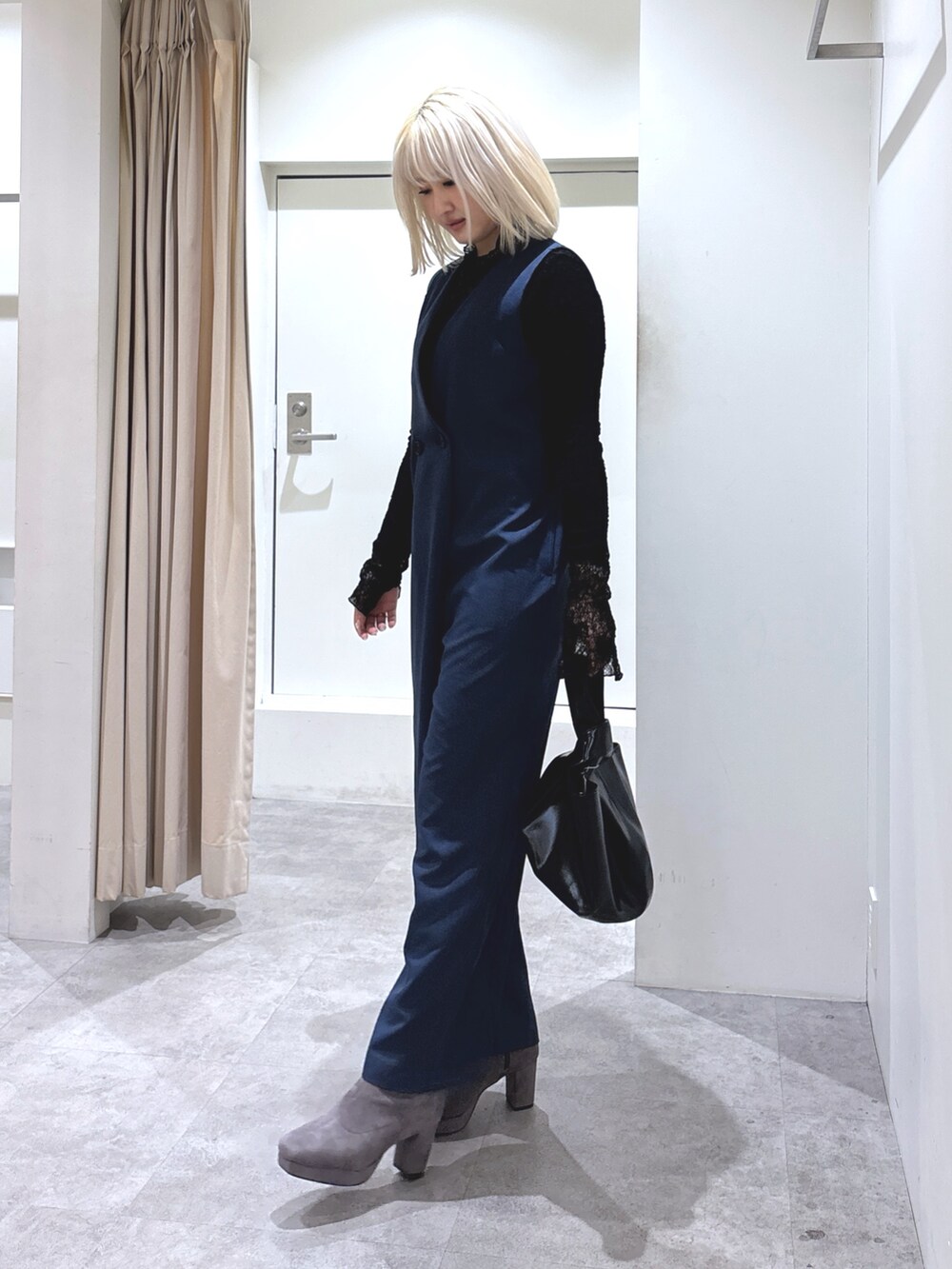 ブルー系のつなぎ/オールインワン、ブラック系のTシャツ/カットソー、グレー系のブーツを着用したレディースの冬コーディネートの2枚目の写真