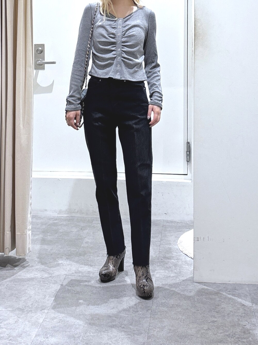 グレー系のTシャツ/カットソー、ブラウン系のブーツを着用したレディースの秋コーディネートの4枚目の写真