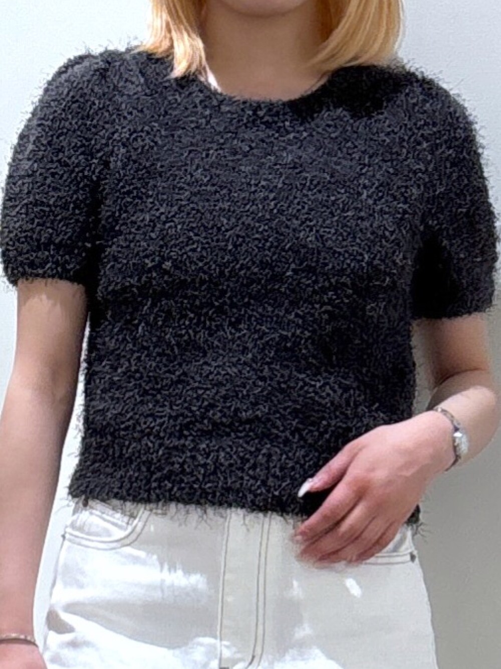 ホワイト系のデニムパンツ、グレー系のニット/セーターを着用したレディースの春コーディネートの3枚目の写真