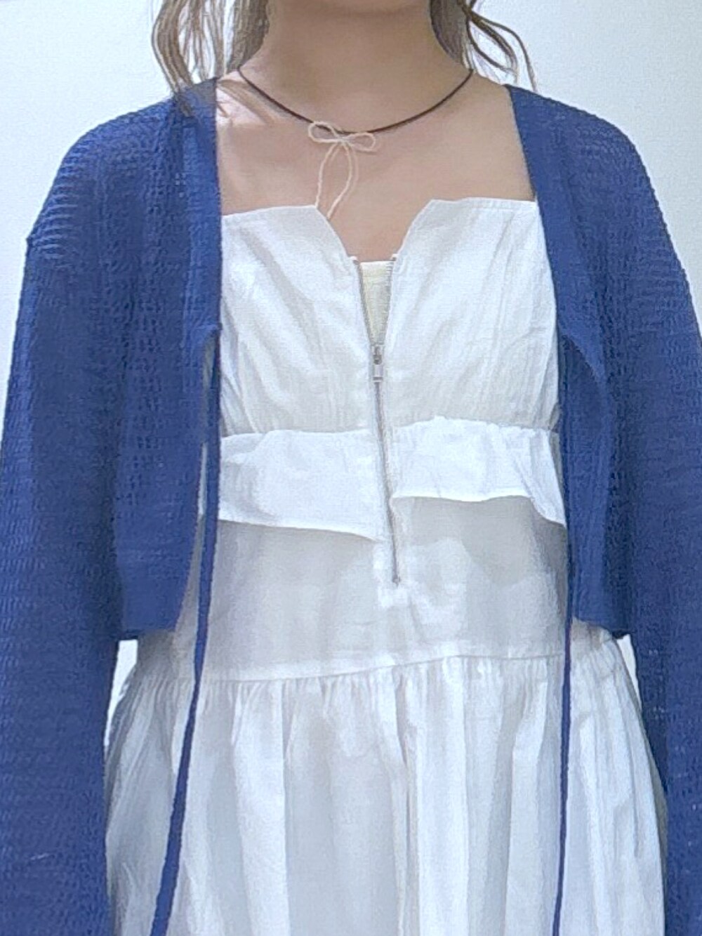 ブルー系のカーディガン/ボレロ、ブラック系のハンドバッグ、ホワイト系のワンピースを着用したレディースの夏コーディネートの4枚目の写真