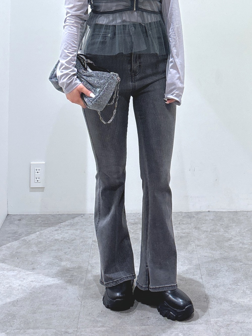 ブルー系のTシャツ/カットソー、グレー系のシャツ/ブラウス、ブラック系のデニムパンツを着用したレディースの秋コーディネートの2枚目の写真