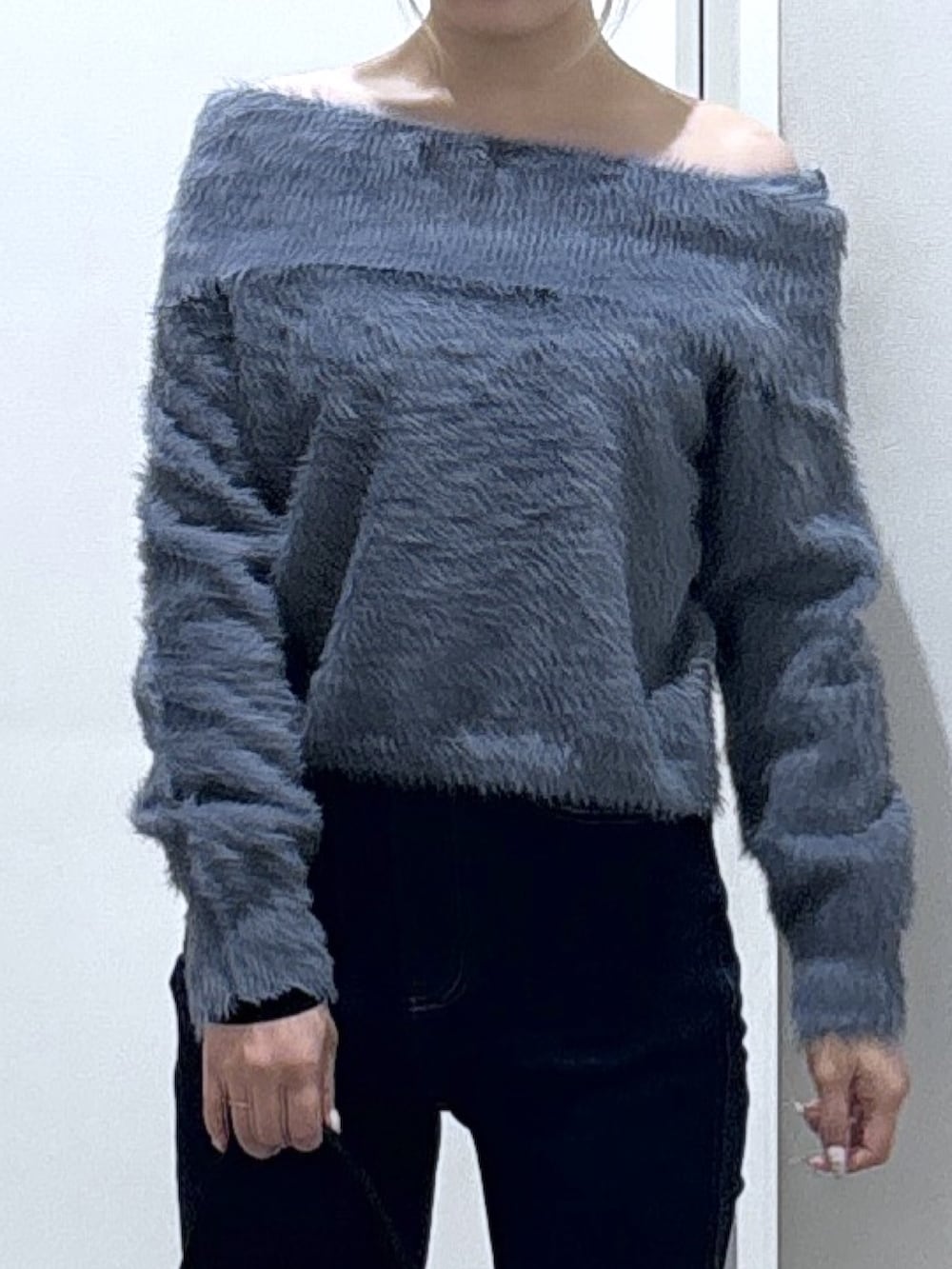 グレー系のニット/セーター、ブルー系のデニムパンツを着用したレディースの冬コーディネートの3枚目の写真