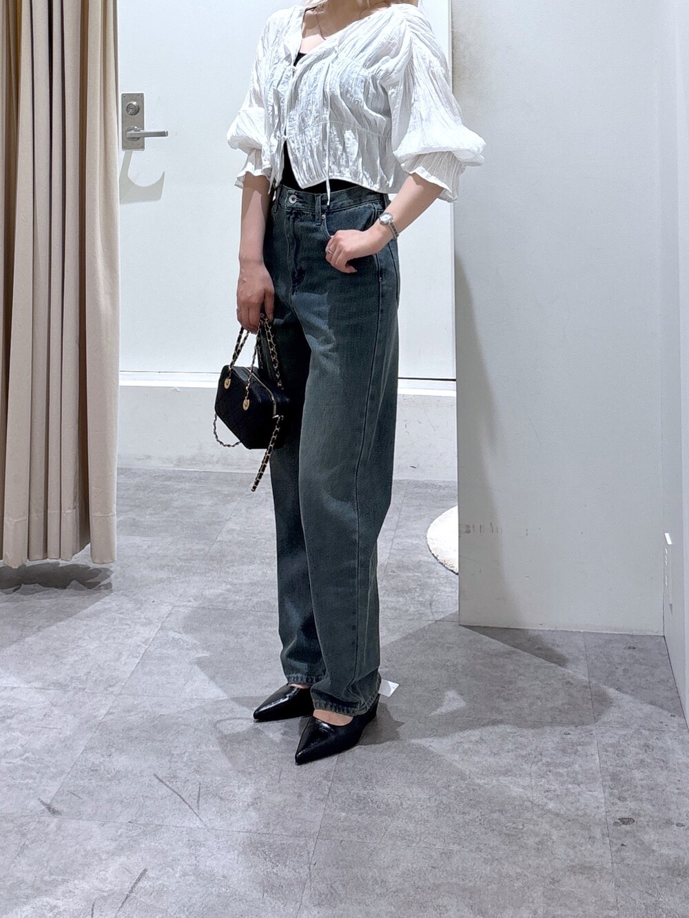 ホワイト系のシャツ/ブラウス、ブルー系のデニムパンツを着用したレディースの夏コーディネートの2枚目の写真