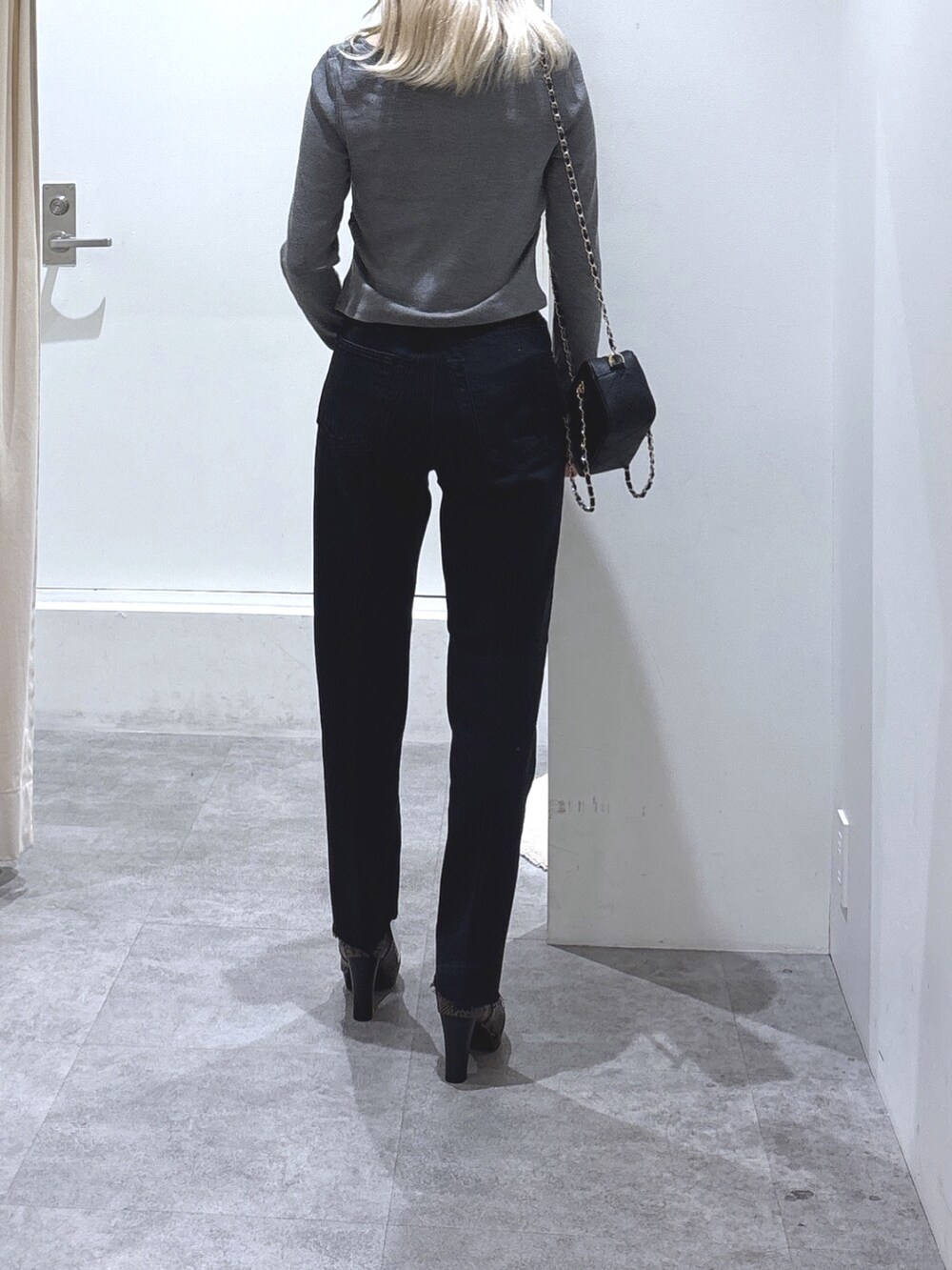 グレー系のTシャツ/カットソー、ブラウン系のブーツを着用したレディースの秋コーディネートの3枚目の写真