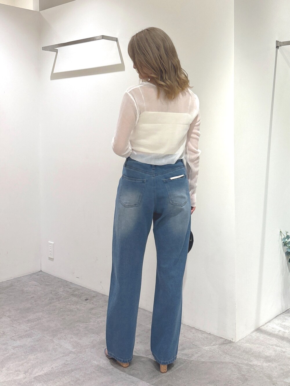 ホワイト系のカーディガン/ボレロ、ブルー系のデニムパンツ、ブルー系のサンダルを着用したレディースの夏コーディネートの5枚目の写真