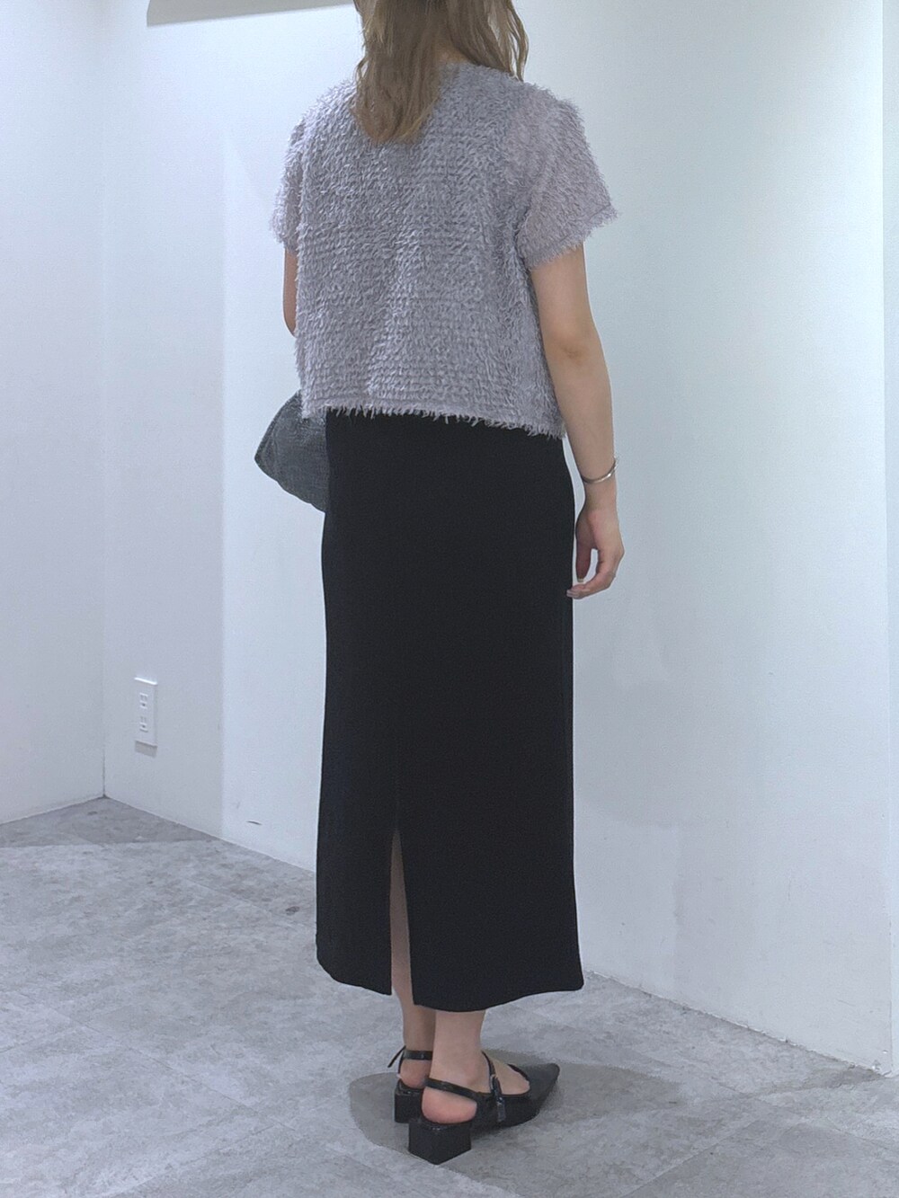 グレー系のシャツ/ブラウス、ブラック系のワンピース、ブラック系のバレエシューズを着用したレディースの夏コーディネートの5枚目の写真