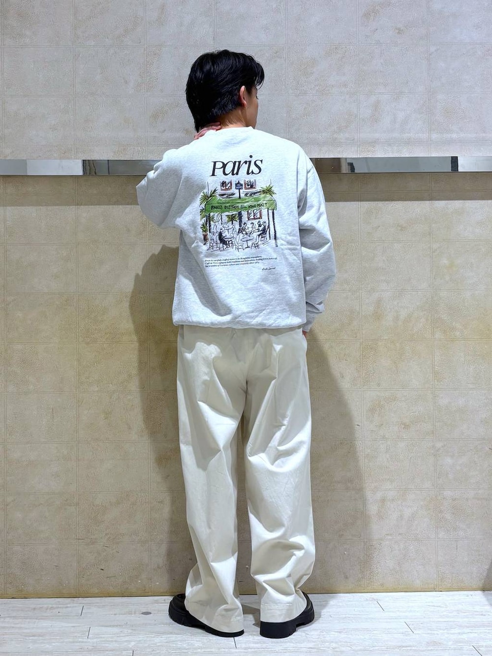 ブラック系のステンカラーコート、ブラック系のドレスシューズ、ホワイト系のチノパンツを着用したメンズの冬コーディネートの4枚目の写真