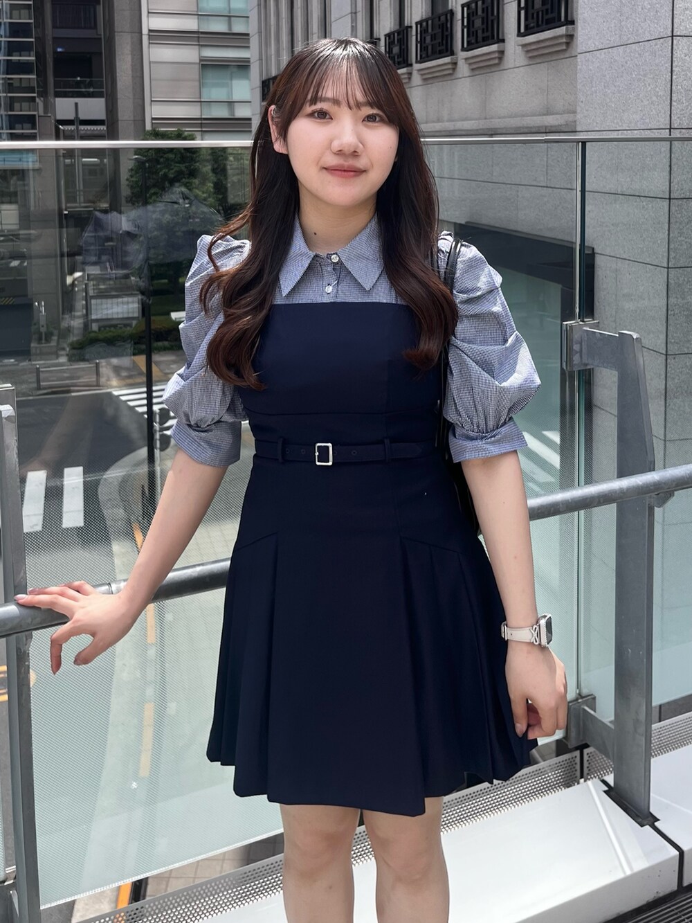 ブルー系のワンピース、ブラック系のハンドバッグ、ブラック系のサンダルを着用したレディースの夏コーディネートの4枚目の写真