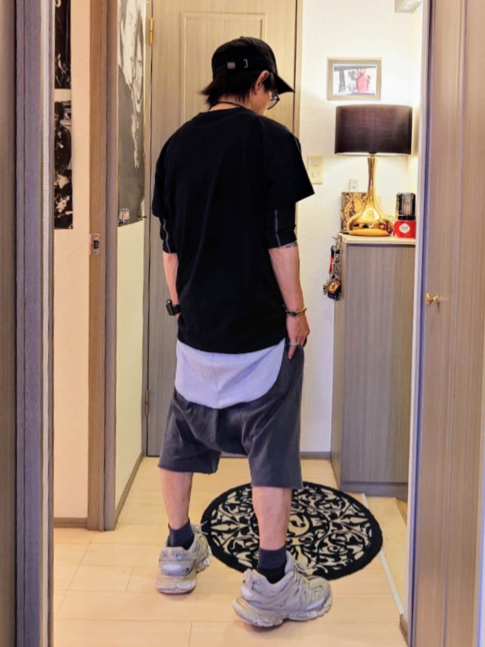 グレー系のスニーカー、グレー系のその他パンツ、グレー系のTシャツ/カットソーを着用したメンズの夏コーディネートの2枚目の写真