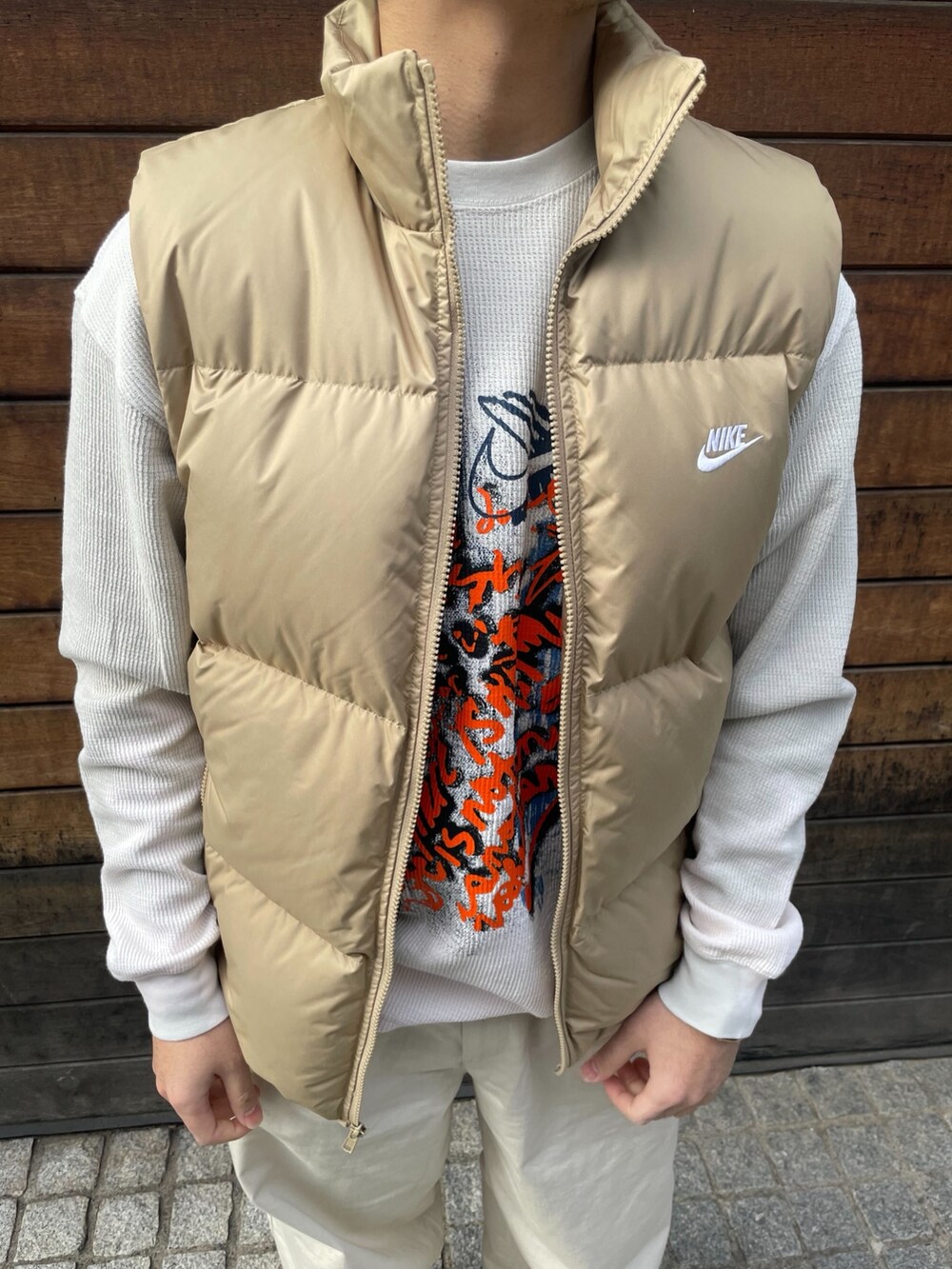 NIKEのダウンベスト（ベージュ系）を使った人気ファッション