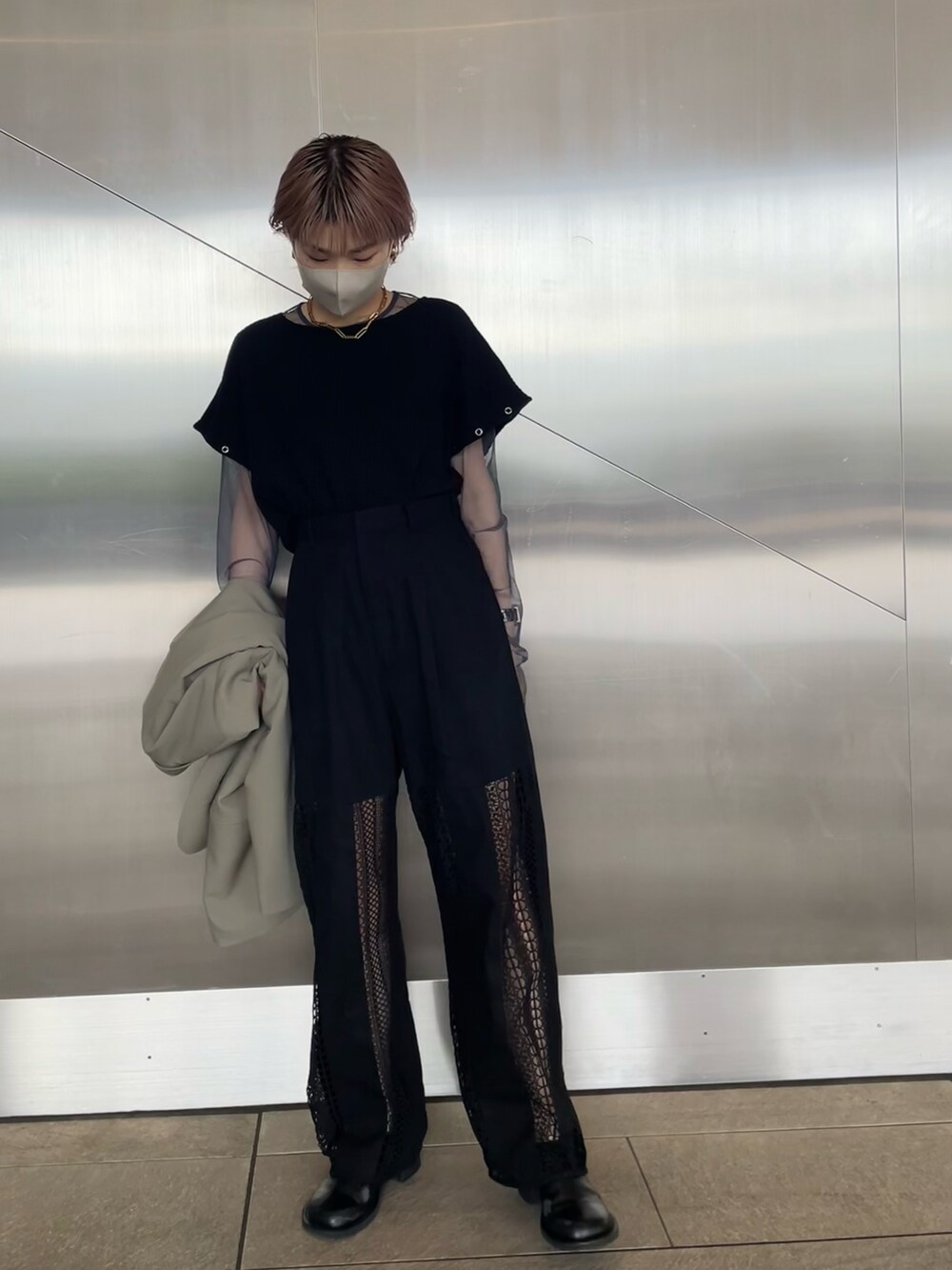ブラック系のパンツ、グリーン系のテーラードジャケット、ブラック系のTシャツ/カットソーを着用したレディースの春コーディネートの2枚目の写真