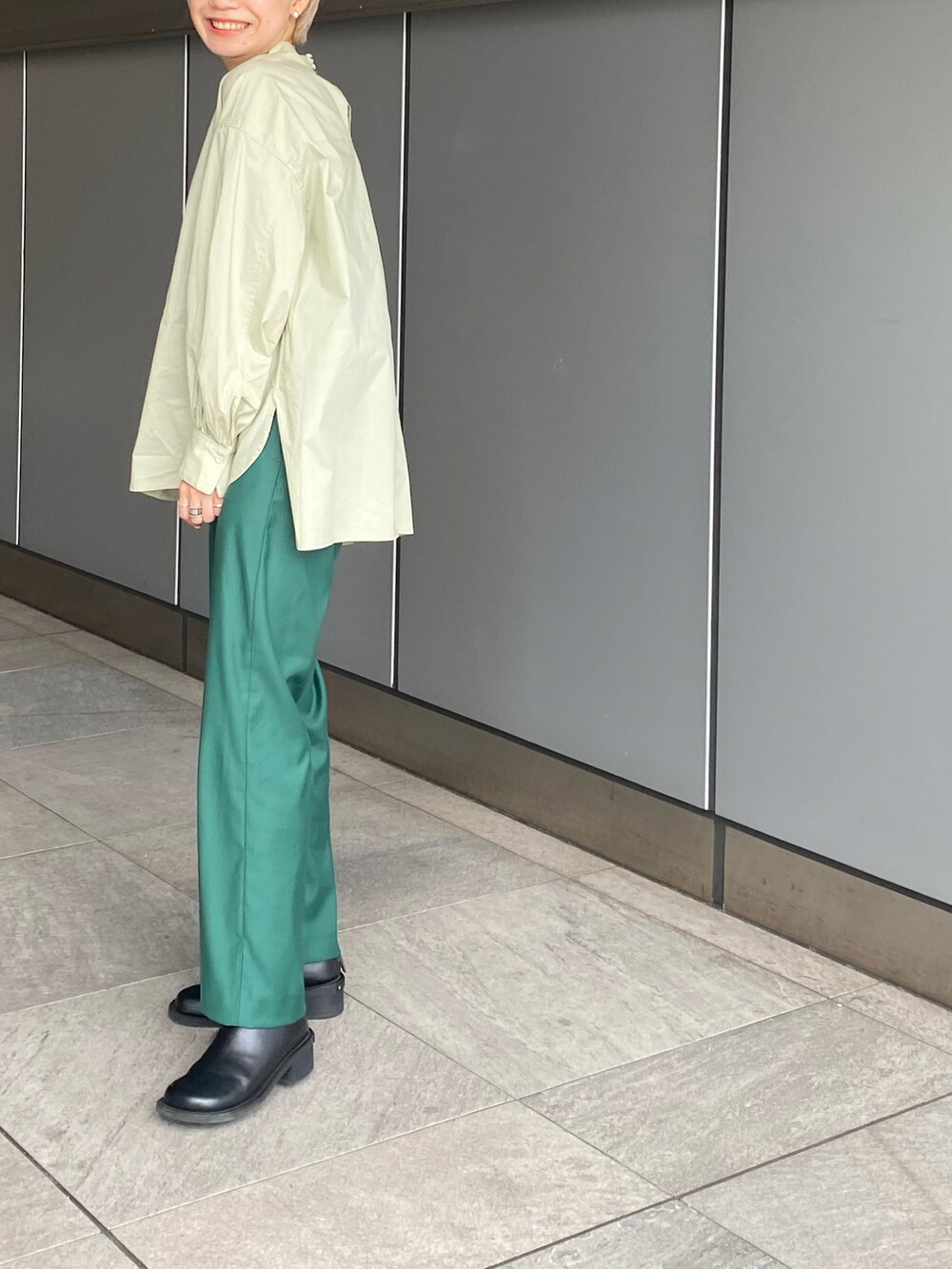 グリーン系のパンツ、グリーン系のシャツ/ブラウスを着用したレディースの春コーディネートの2枚目の写真