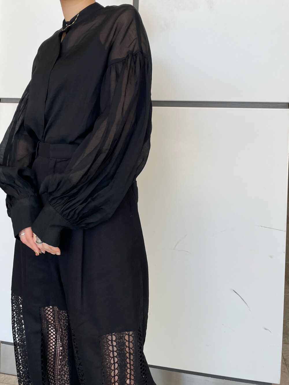 ブラック系のシャツ/ブラウス、ブラック系のその他パンツ、ブラック系のシューズを着用したレディースの春コーディネートの2枚目の写真