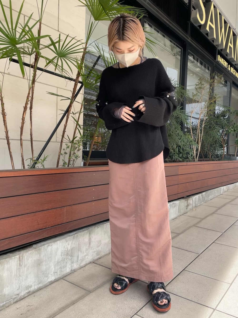 ピンク系のスカート、ブラック系のTシャツ/カットソー、ブルー系のニット/セーターを着用したレディースの春コーディネートの2枚目の写真