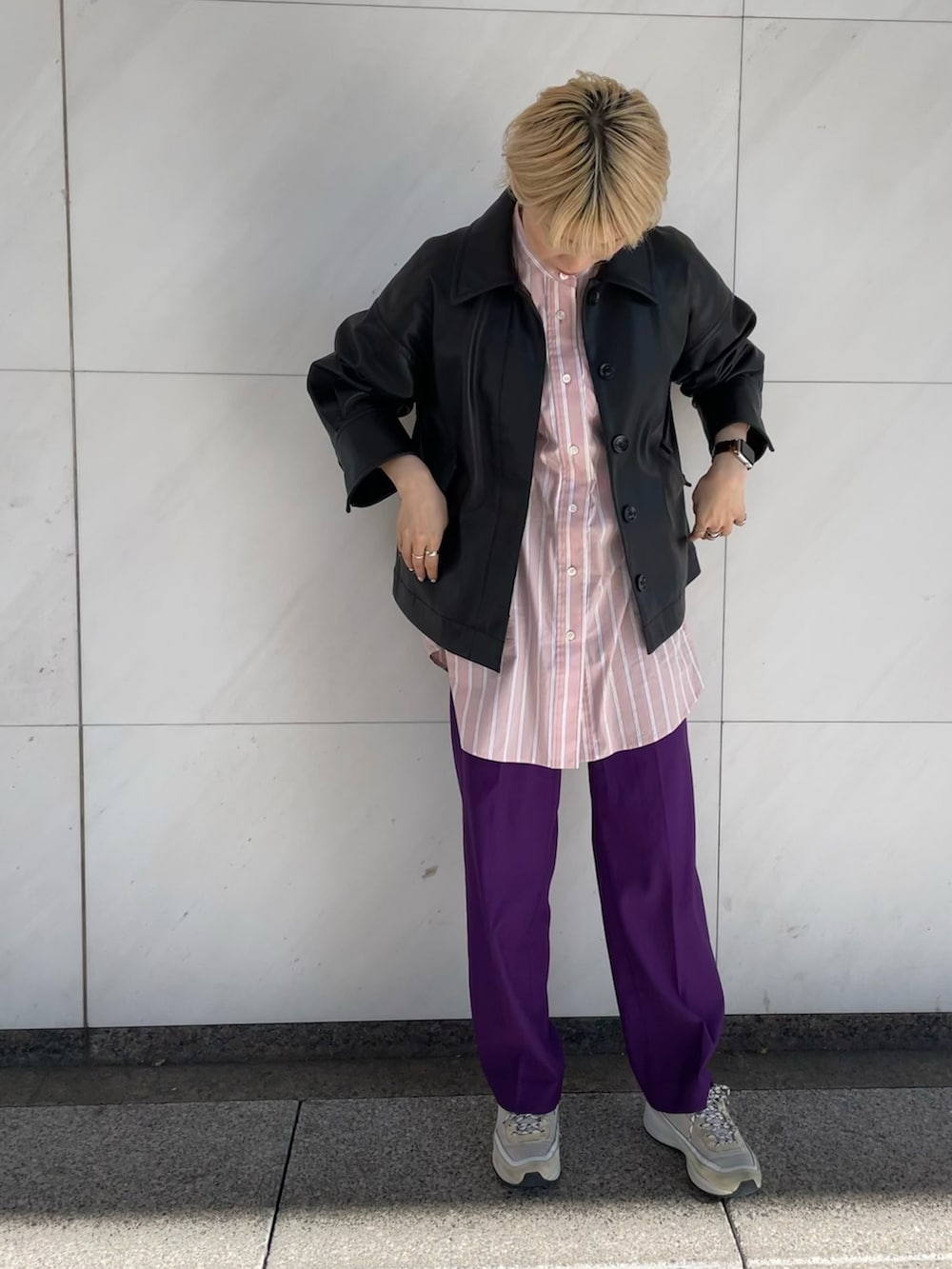 パープル系のその他パンツ、ピンク系のシャツ/ブラウス、ブラック系のブルゾンを着用したレディースの春コーディネートの2枚目の写真