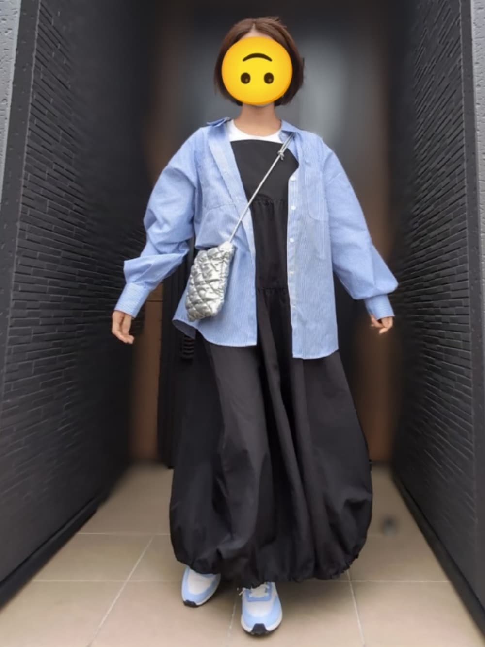 ブルー系のスニーカー、ブラック系のワンピース、ブルー系のシャツ/ブラウスを着用したレディースの春コーディネートの2枚目の写真