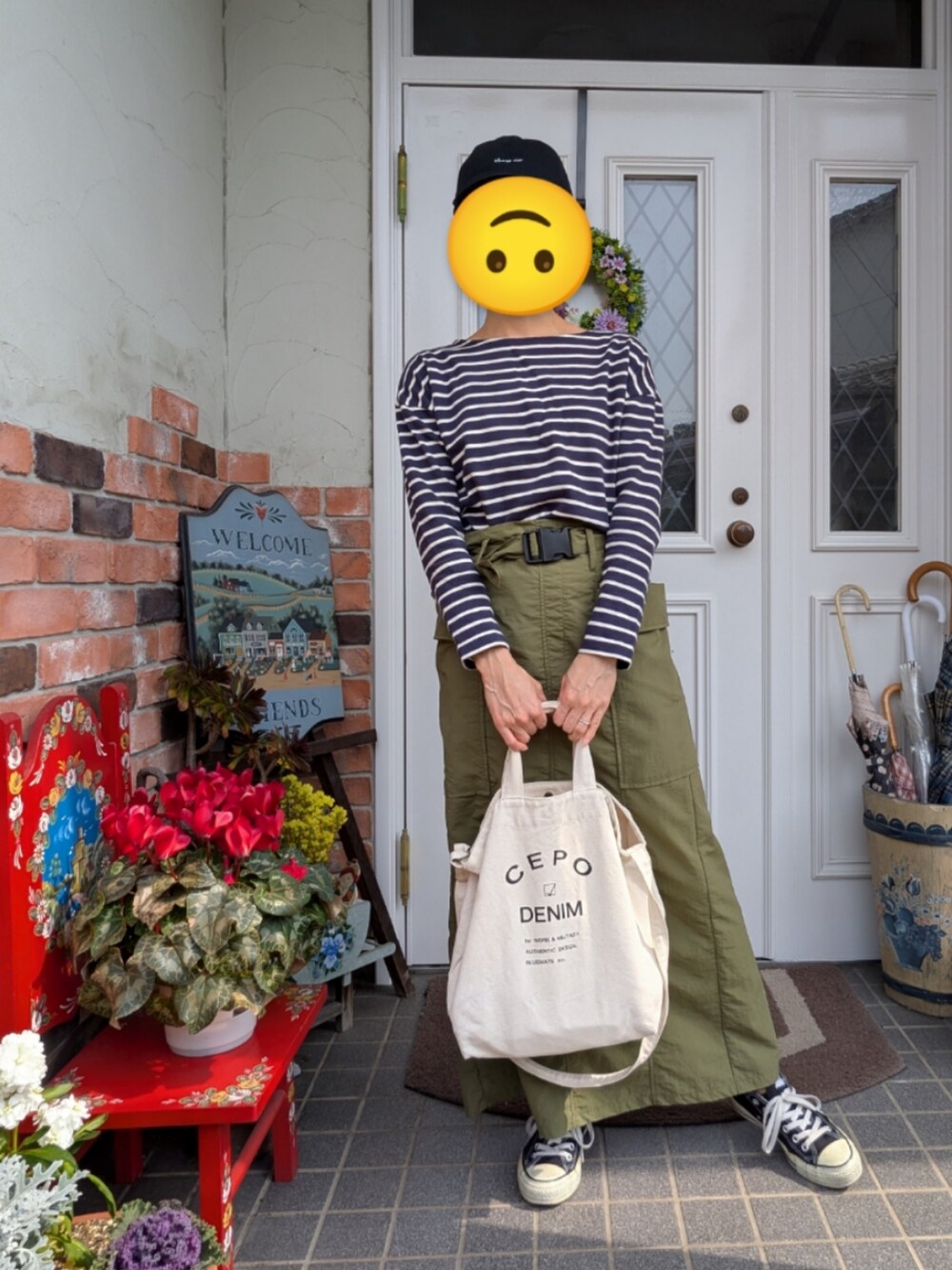グリーン系のスカート、ブルー系のTシャツ/カットソー、ホワイト系のトートバッグを着用したレディースの春コーディネートの2枚目の写真