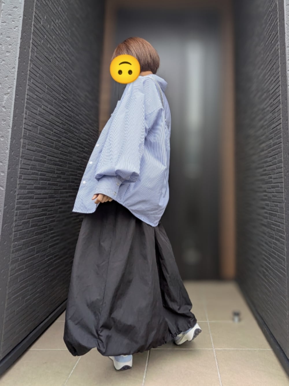 ブルー系のスニーカー、ブラック系のワンピース、ブルー系のシャツ/ブラウスを着用したレディースの春コーディネートの3枚目の写真