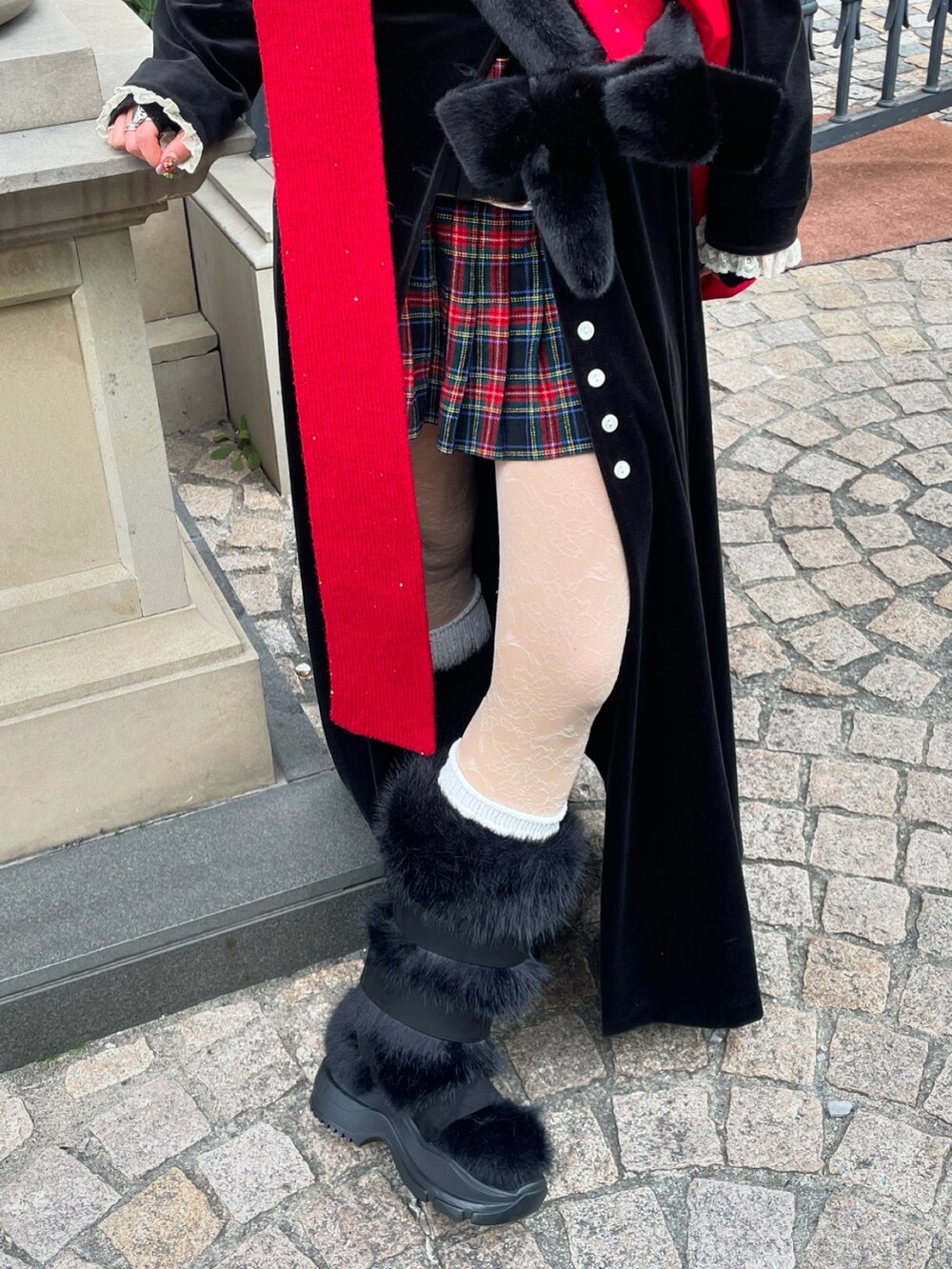 ブラック系のワンピース、その他のスカート、ブラック系のブーツを着用したレディースの冬コーディネートの5枚目の写真