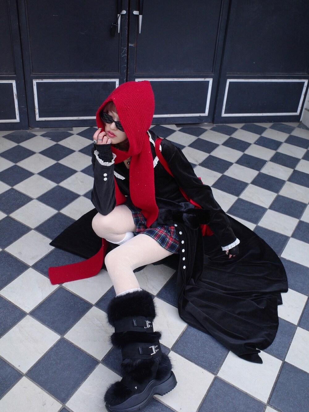 ブラック系のワンピース、その他のスカート、ブラック系のブーツを着用したレディースの冬コーディネートの3枚目の写真