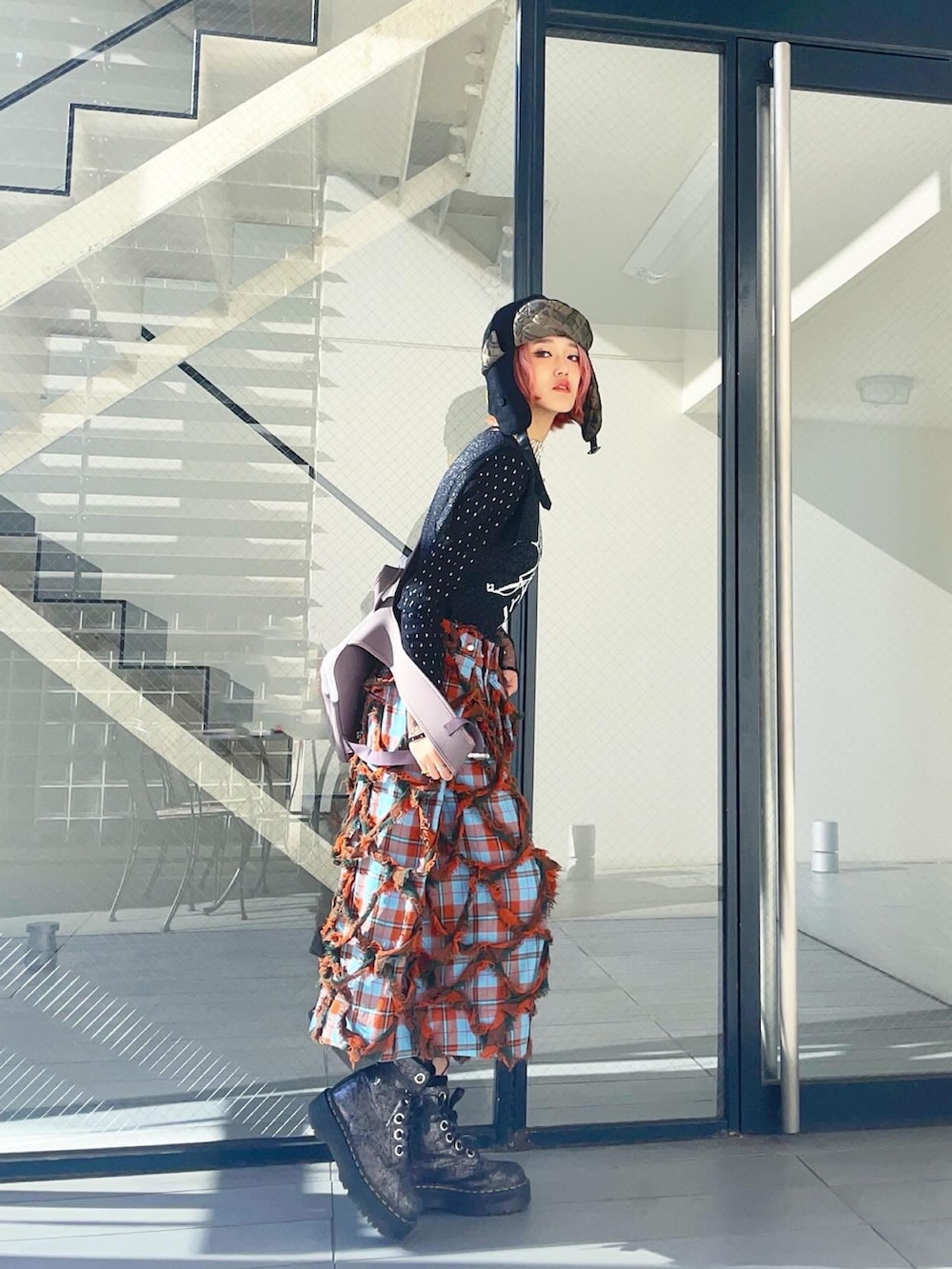 その他のパンツ、ブラック系のトップス、ブラック系のトップスを着用したレディースの秋コーディネートの2枚目の写真