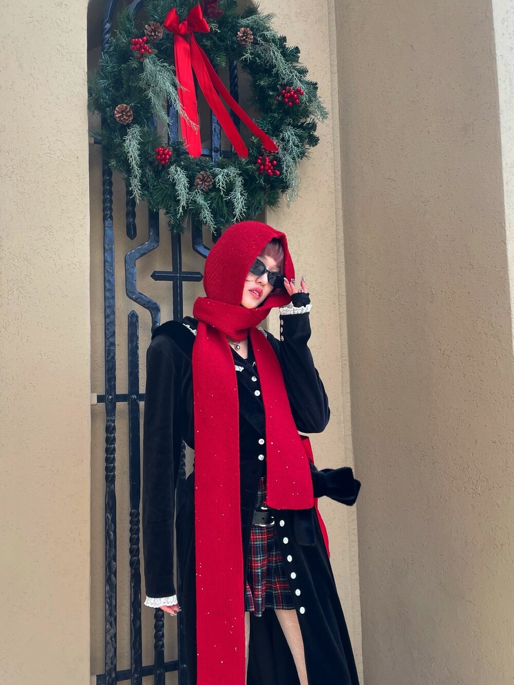 ブラック系のワンピース、その他のスカート、ブラック系のブーツを着用したレディースの冬コーディネートの2枚目の写真