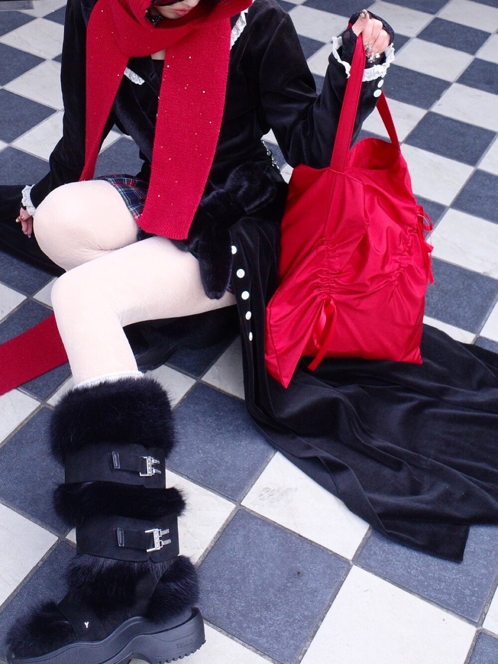 ブラック系のワンピース、その他のスカート、ブラック系のブーツを着用したレディースの冬コーディネートの4枚目の写真