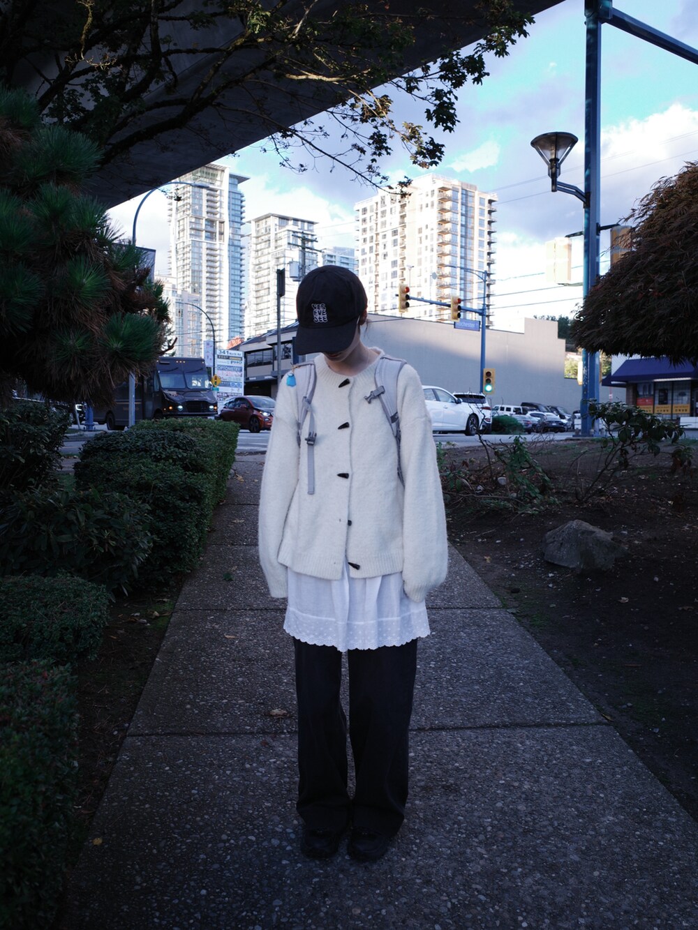 ブラック系のその他パンツ、ブラック系のキャップを着用したレディースの秋コーディネートの2枚目の写真