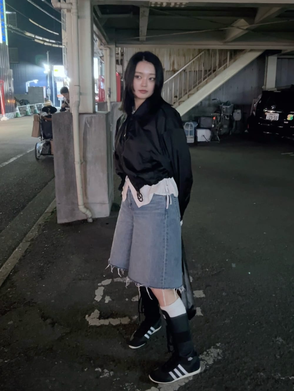 「最近のいい感じコーデ、大人カジュアル、デニムショートパンツ、レイヤードスタイル、adidas、spring、春コーデ、着回しコーデ、オトナカワイイ」｜「adidasのアイテム（ブーツ、ブラック系）」を使った、miicさん（レディース・159cm）の春コーディネートの2枚目の写真