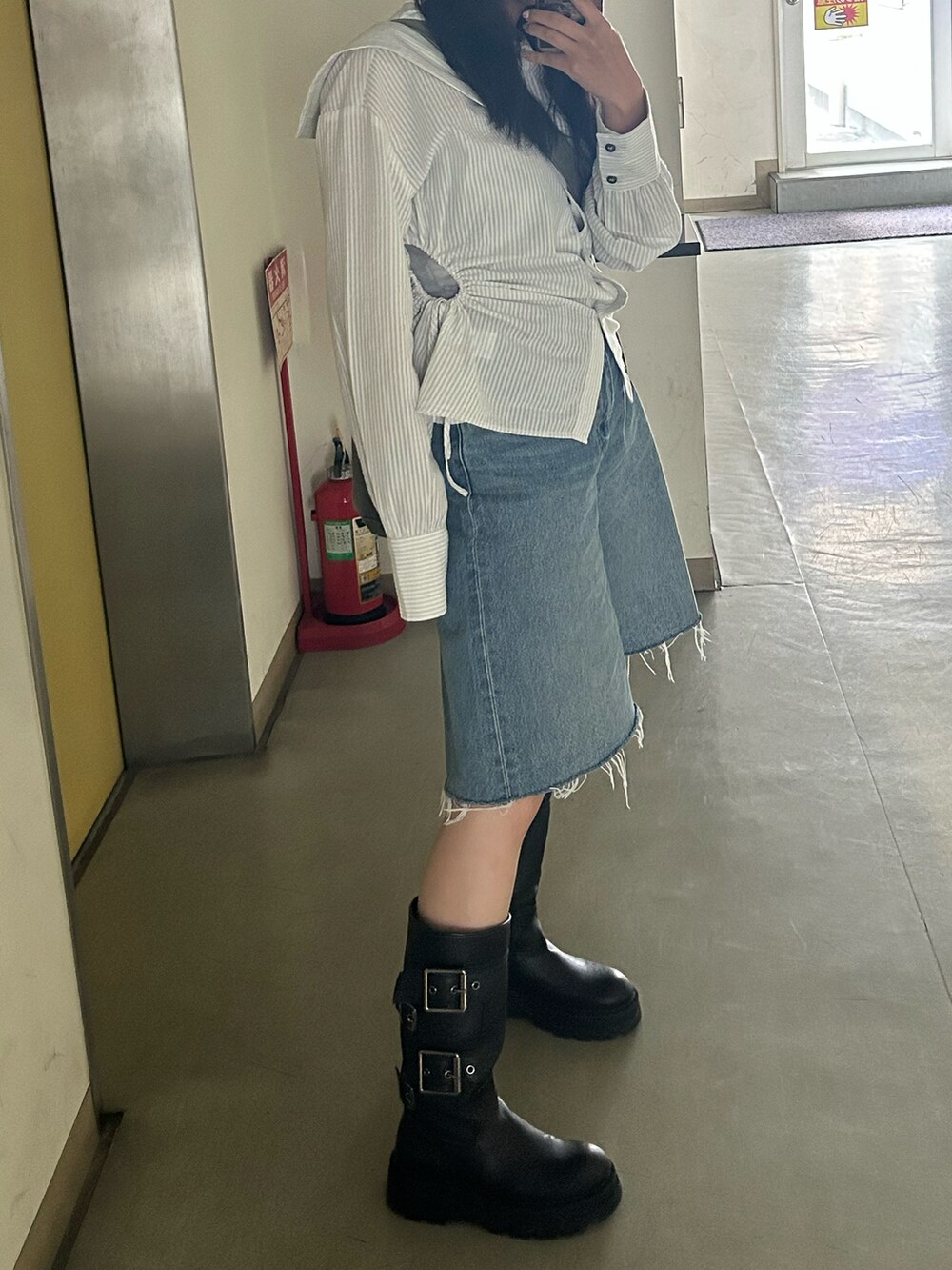 「カジュアルスタイル、シンプル、シャツスタイル、デニム、春コーデ、spring、大人ガーリー、大人可愛い、韓国コーデ、ブーツスタイル、ショーツ、ootd」｜「ZARAのアイテム（ブーツ、ブラック系）」を使った、miicさん（レディース・159cm）の春コーディネートの3枚目の写真