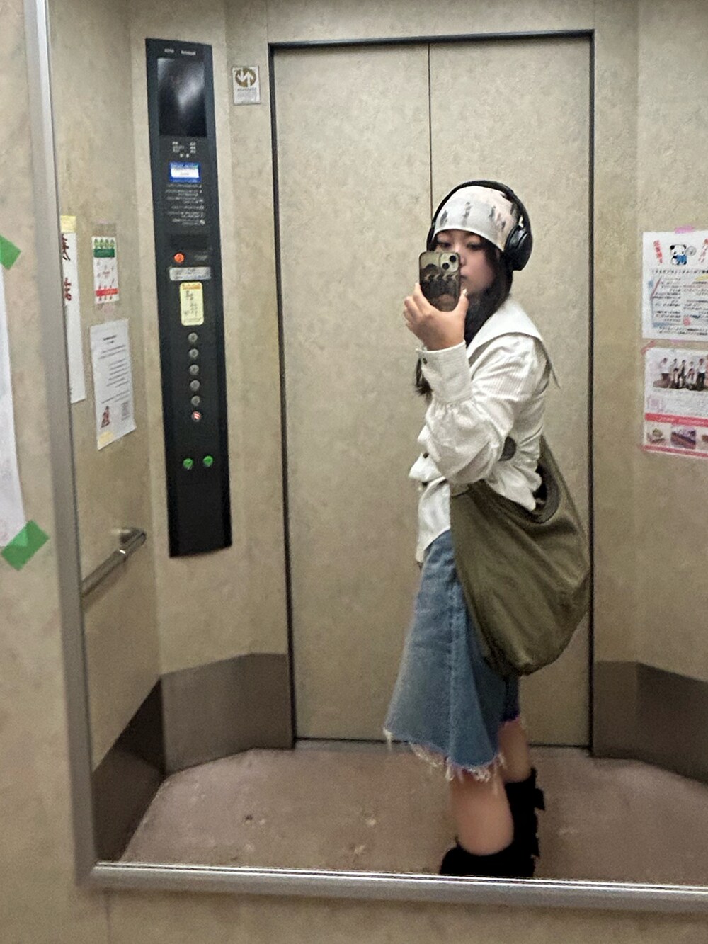 「カジュアルスタイル、シンプル、シャツスタイル、デニム、春コーデ、spring、大人ガーリー、大人可愛い、韓国コーデ、ブーツスタイル、ショーツ、ootd」｜「ZARAのアイテム（ブーツ、ブラック系）」を使った、miicさん（レディース・159cm）の春コーディネートの2枚目の写真