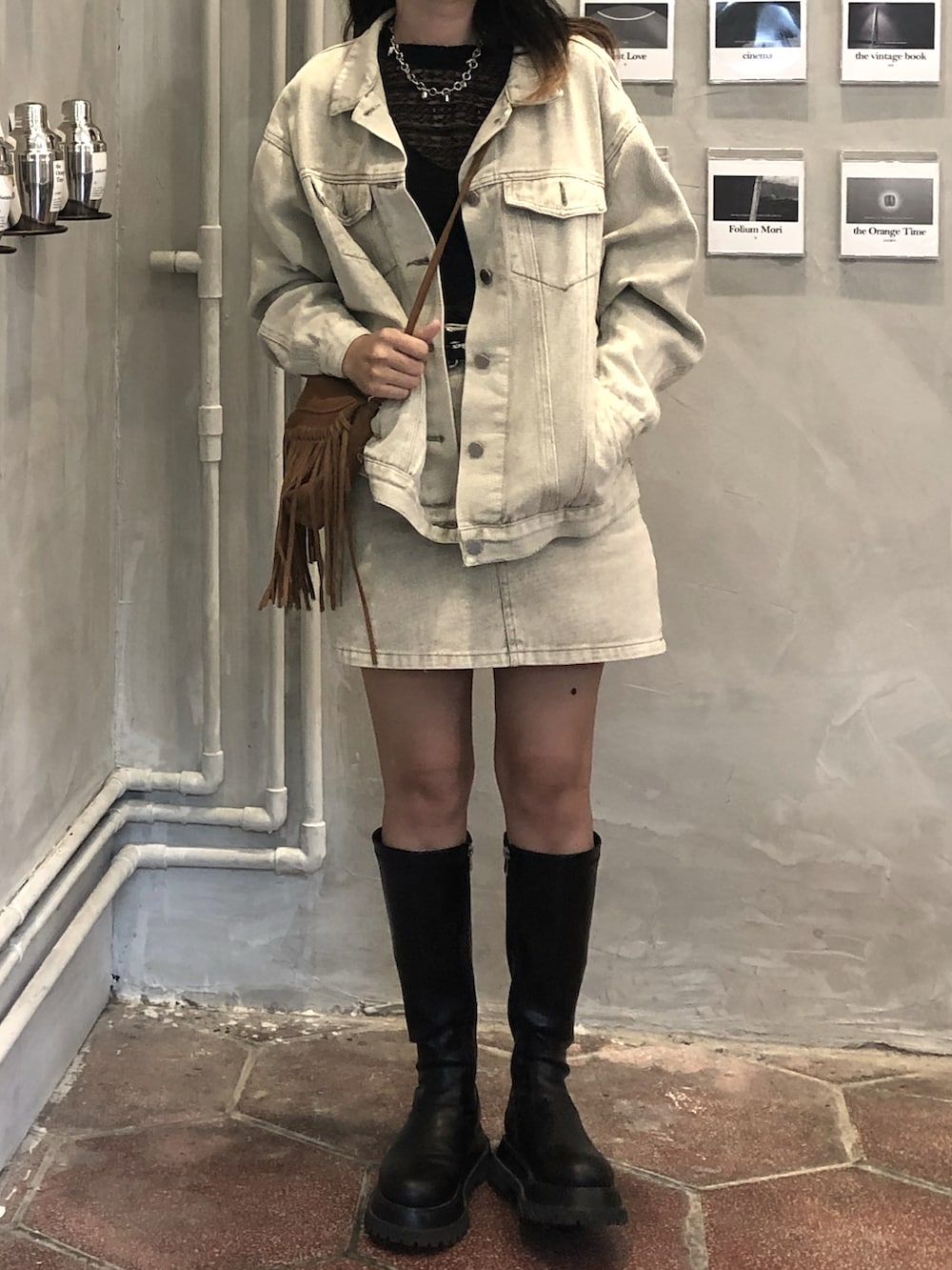 ベージュ系のトップスを着用したレディースの冬コーディネートの2枚目の写真