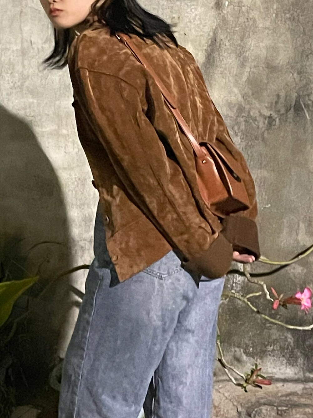 ブラウン系のその他トップスを着用したレディースの春コーディネートの2枚目の写真