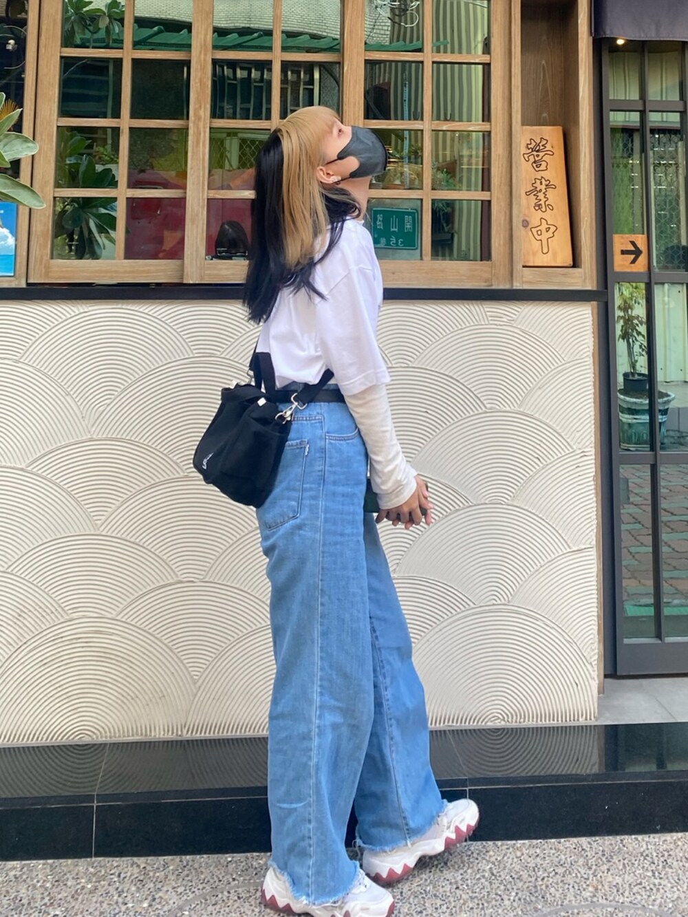 ホワイト系のTシャツ/カットソーを着用したレディースの春コーディネートの2枚目の写真