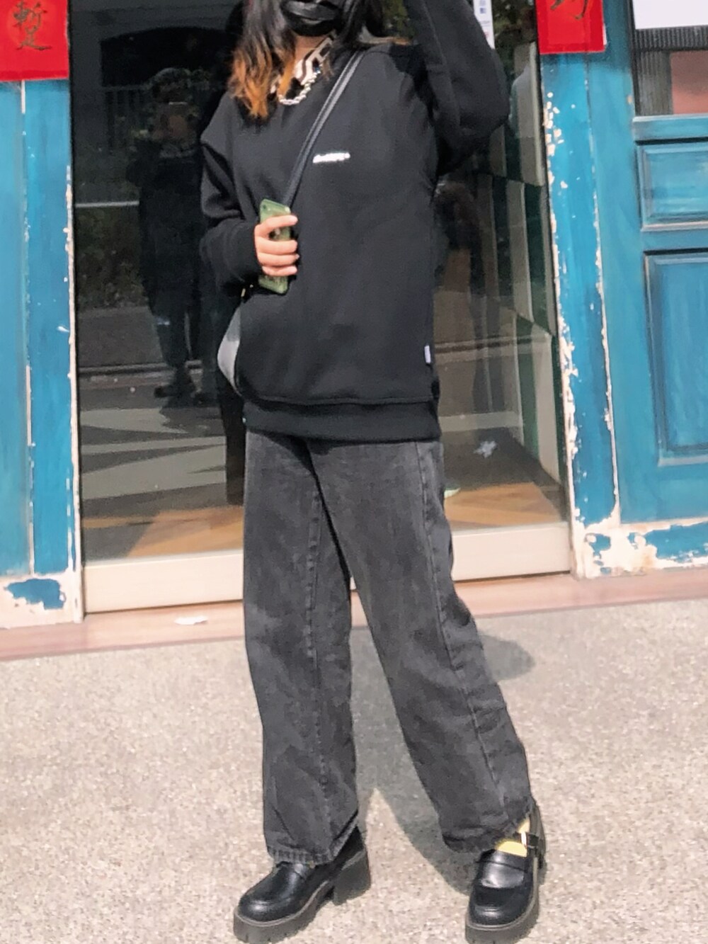 ブラック系のその他トップスを着用したレディースの春コーディネートの2枚目の写真