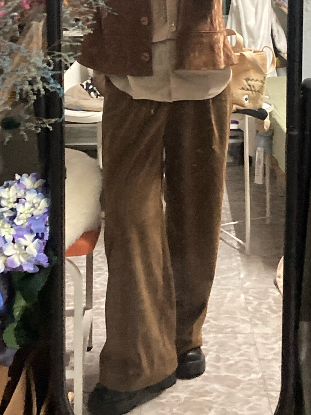 ベージュ系のその他アウターを着用したレディースの春コーディネートの2枚目の写真