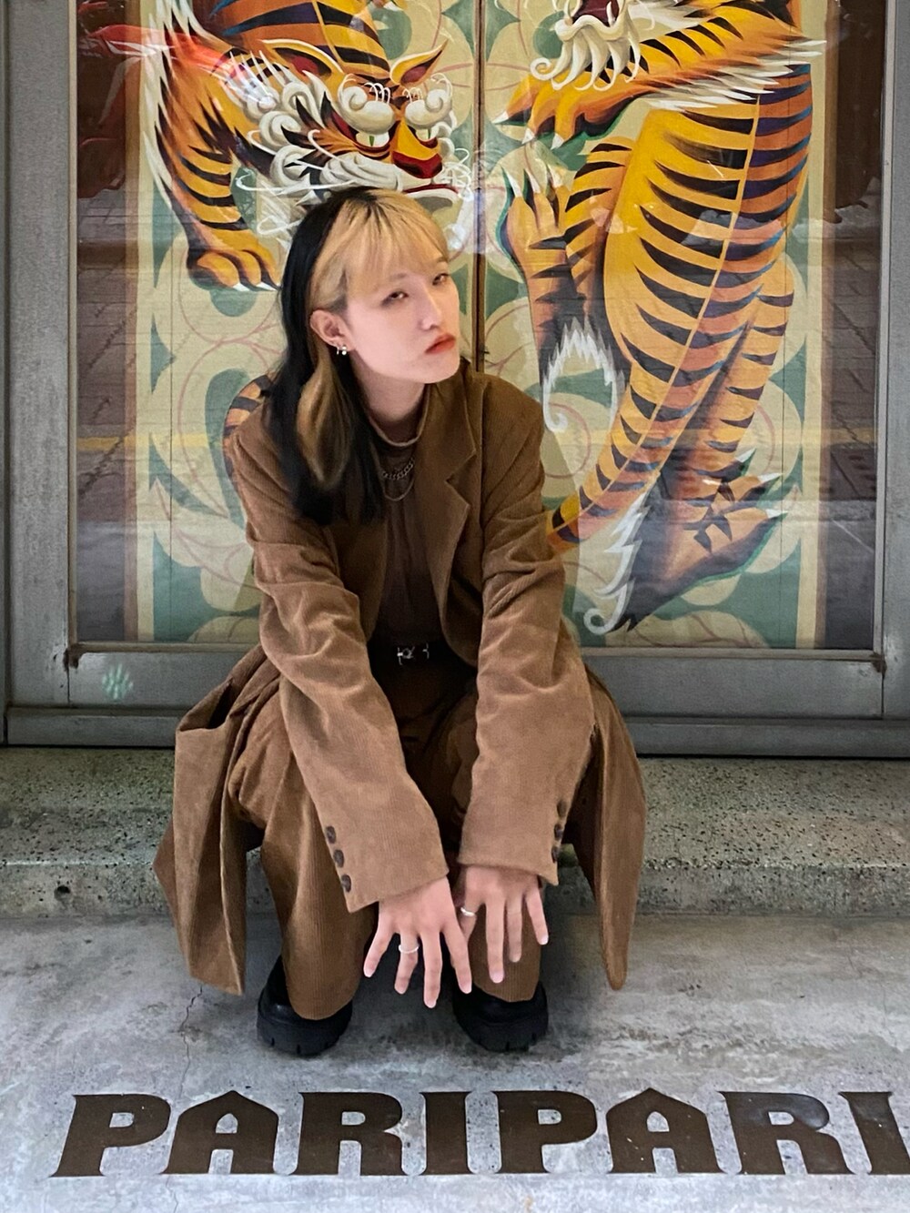 ブラウン系のジャケット/アウターを着用したレディースの春コーディネートの2枚目の写真