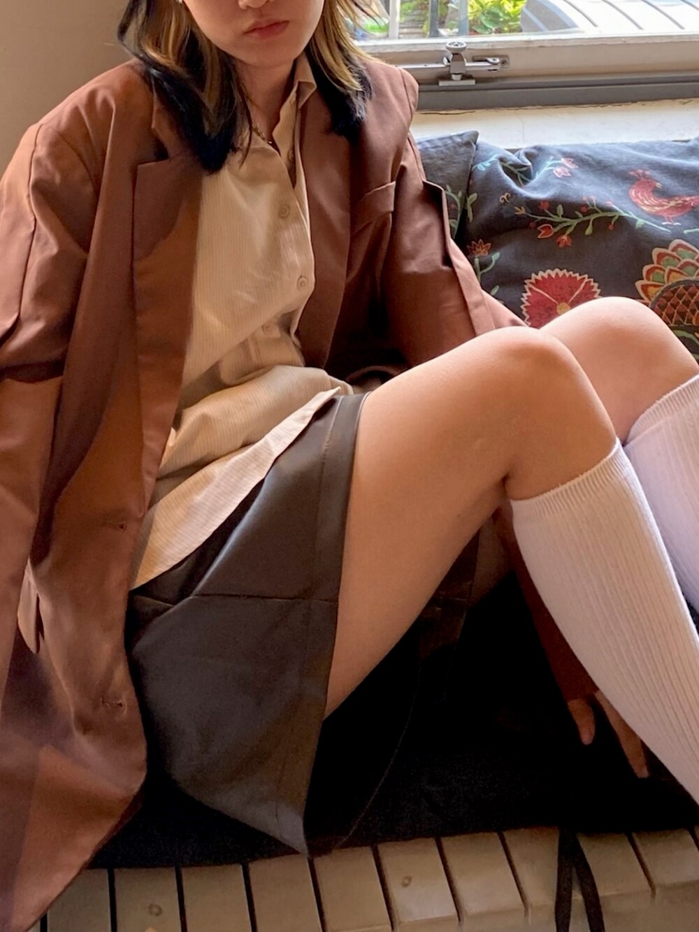 ブラウン系のテーラードジャケット、ベージュ系のシャツ/ブラウス、ブラウン系のカーゴパンツを着用したレディースの春コーディネートの2枚目の写真