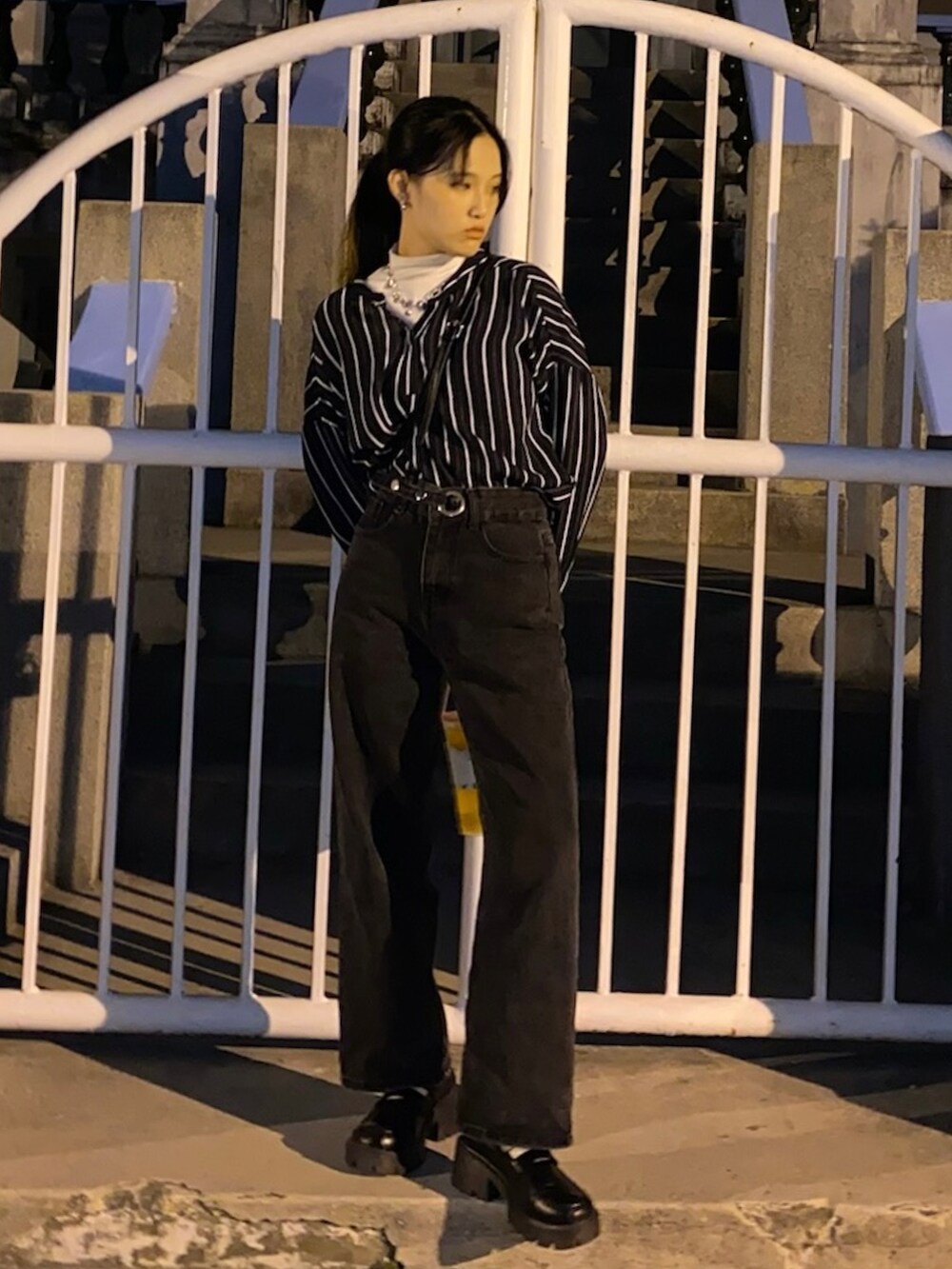 ブラック系のトップスを着用したレディースの冬コーディネートの2枚目の写真