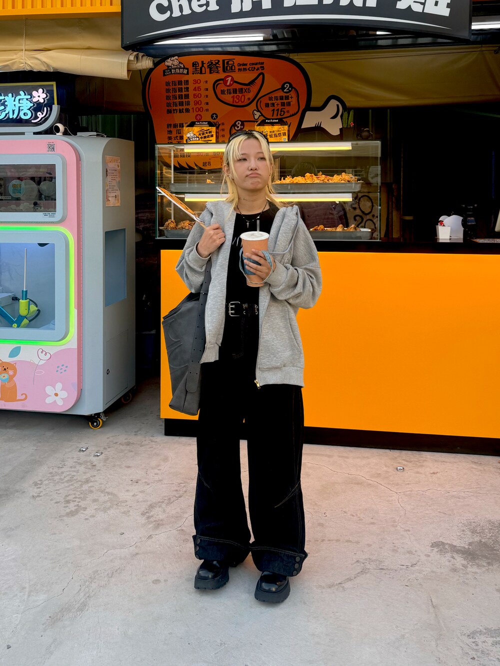 グレー系のバッグ、グレー系のデニムパンツを着用したレディースの冬コーディネートの2枚目の写真