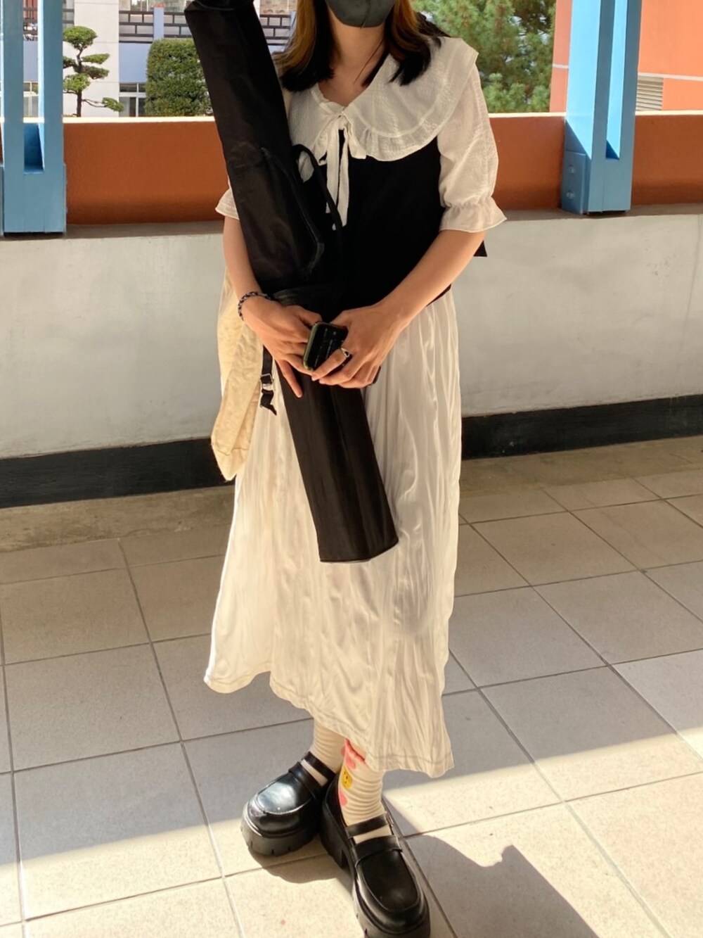 ブラック系のその他トップスを着用したレディースの春コーディネートの2枚目の写真