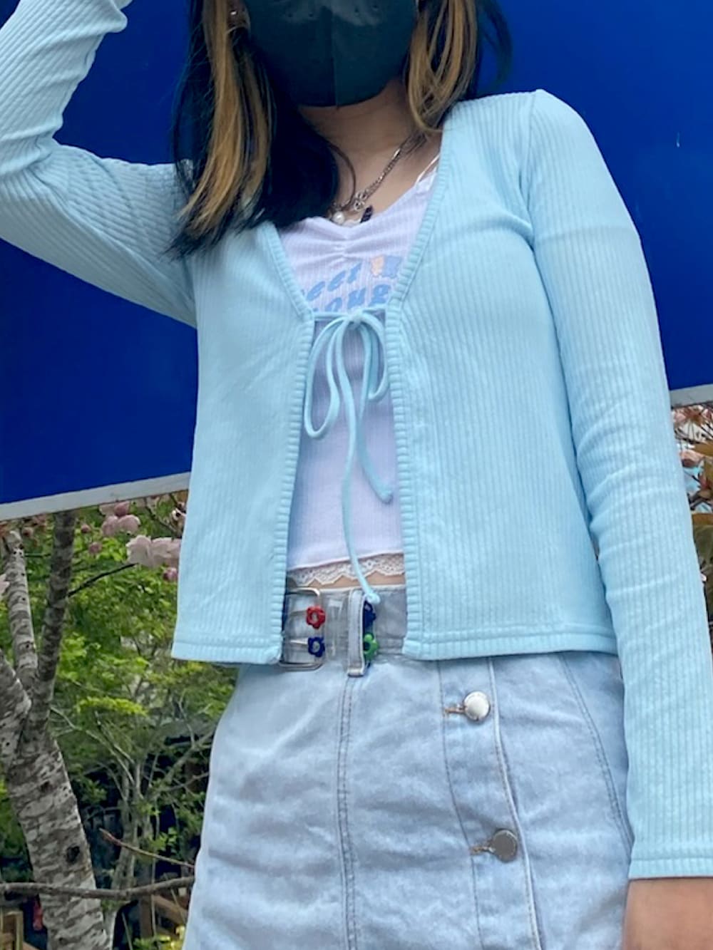 ブルー系のデニムスカート、ブルー系のその他トップスを着用したレディースの春コーディネートの2枚目の写真