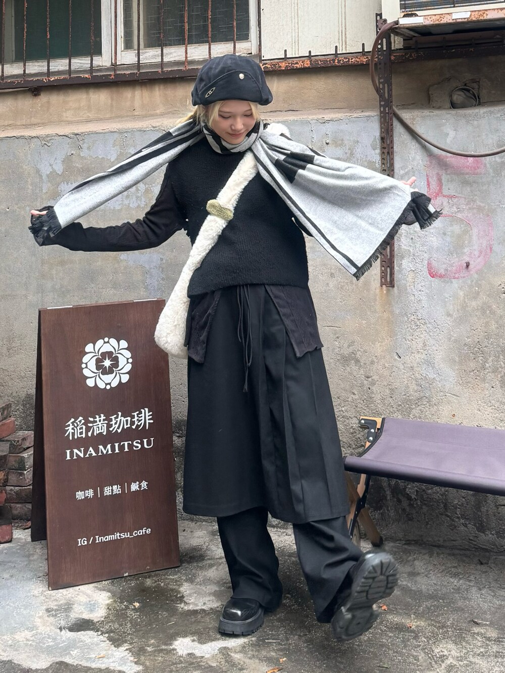 ブラック系のスカート、ブラック系のローファー、ブラック系のその他トップスを着用したレディースの冬コーディネートの2枚目の写真