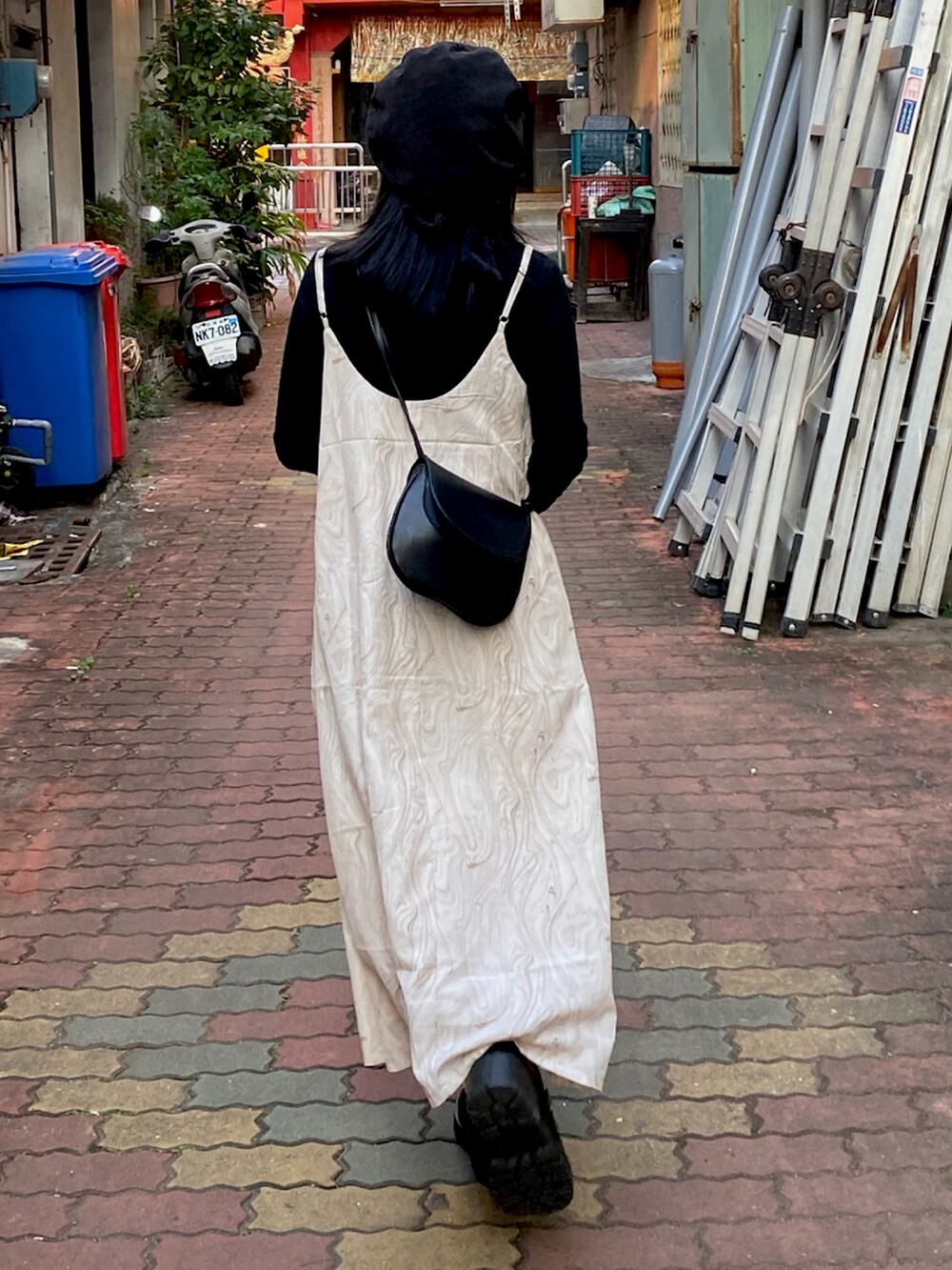 ベージュ系のワンピース/ドレスを着用したレディースの冬コーディネートの2枚目の写真