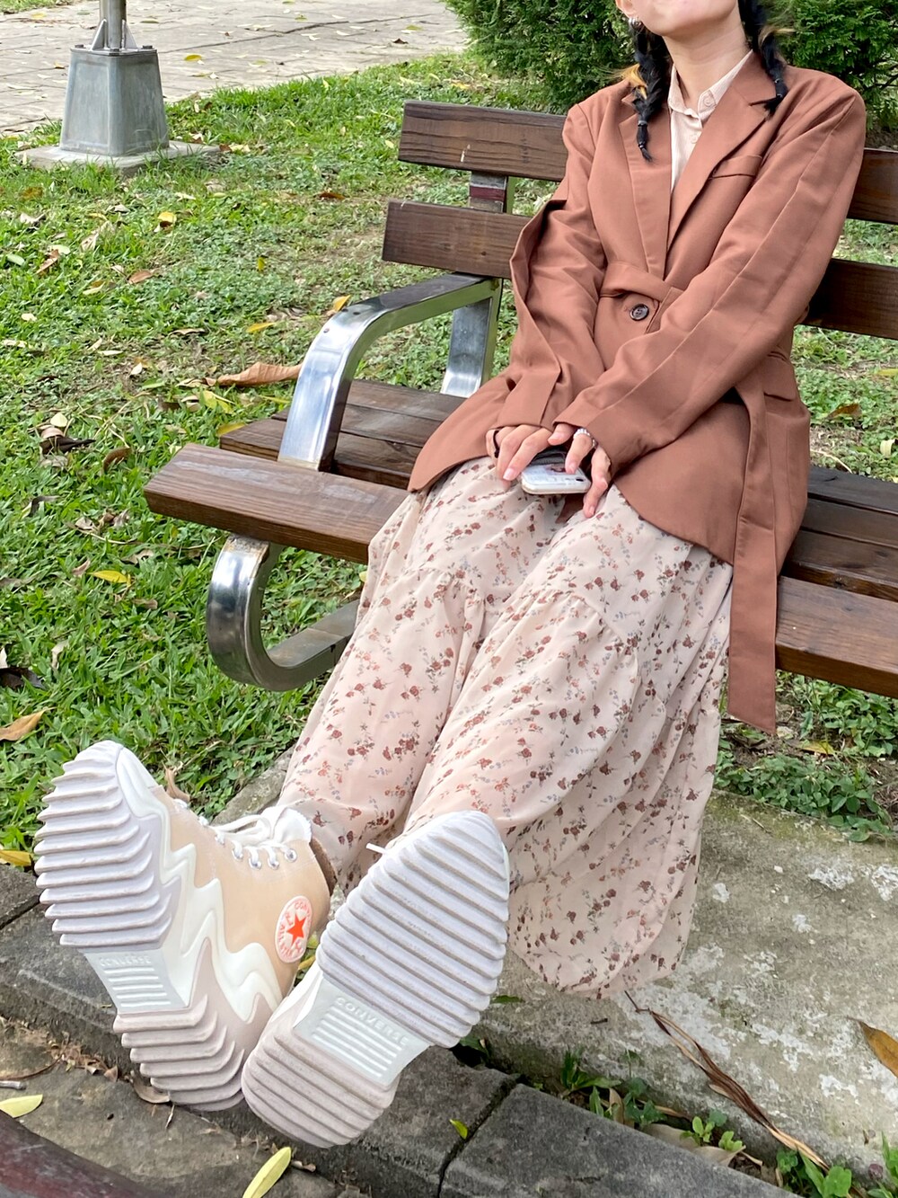 ブラウン系のテーラードジャケット、ベージュ系のシューズを着用したレディースの春コーディネートの2枚目の写真