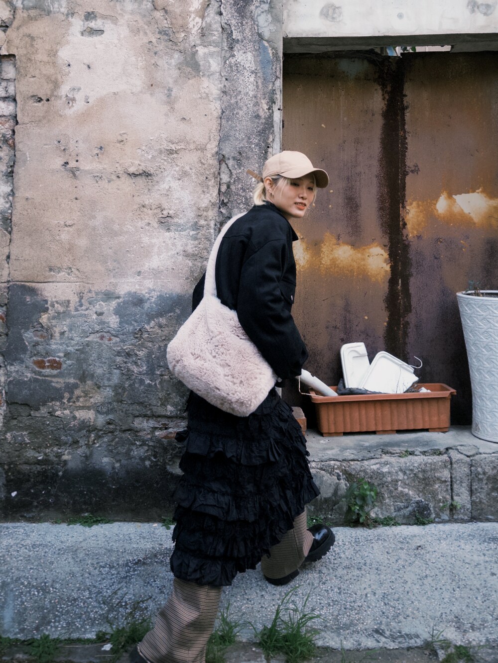 ブラック系のジャケット/アウター、ベージュ系のシャツ/ブラウスを着用したレディースの冬コーディネートの2枚目の写真